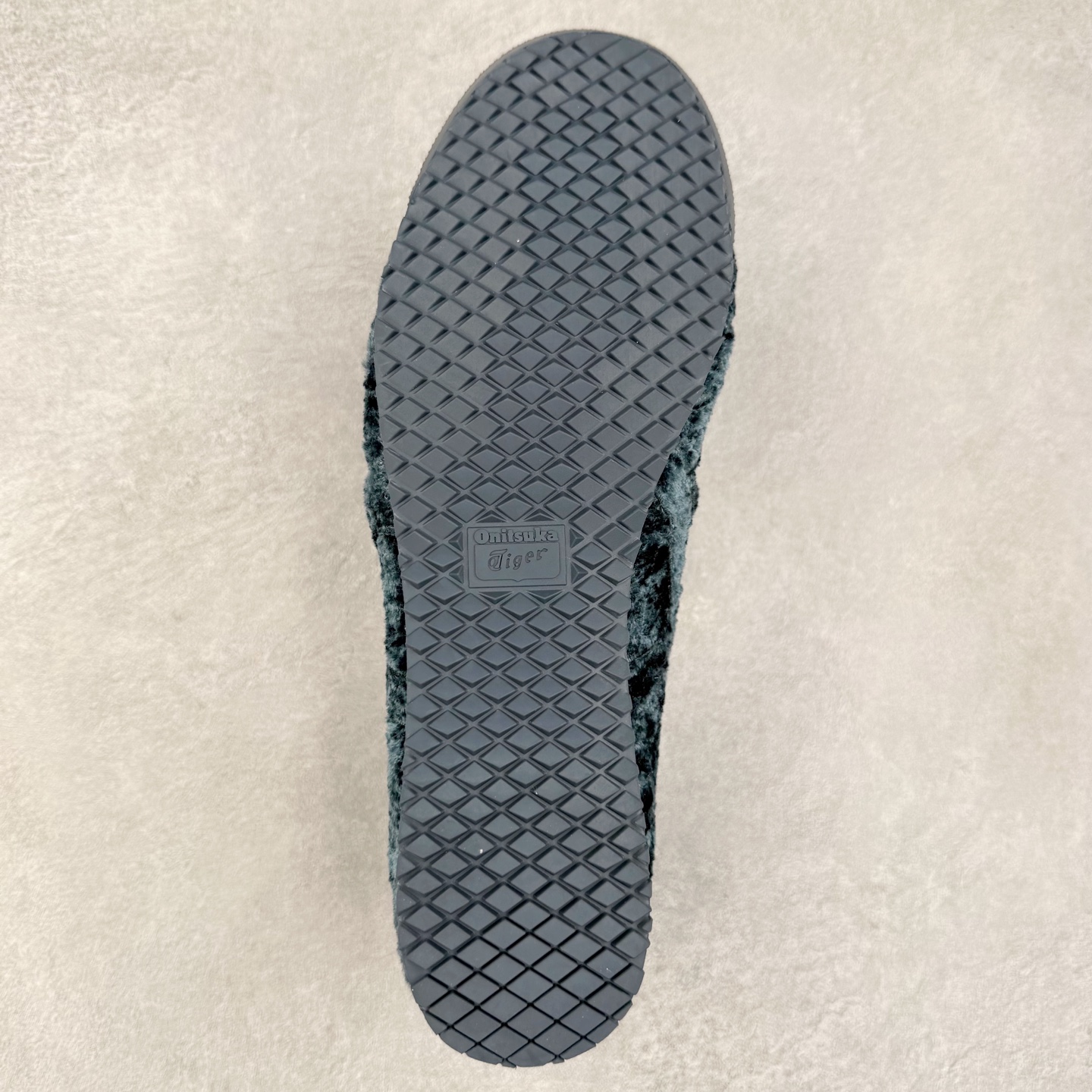 图片[9]-＃C版 Asics Onitsuka Tiger MEXICO 66 亚瑟士鬼冢虎复古经典板鞋 CNY 龙年限定 白红 市场王者选手 海外订单工厂出品 长期生产补货永不断码 超成熟稳定的做工品控 原装全套纸板楦头开发 原汁原味 完美呈现版型 私模正确鞋底咬花纹路 一比一鞋头弧度高度鞋身弧度 绝不口嗨 细节品控鞋型随意秒杀市面 原档咬花纹路私模大底 一个单元有六个三角形 总体形拼接呈现花瓣状 官方四联吊牌 原装Ortholite轻量化鞋垫 原盒原配 质保卡 说明书 钢印防尘纸 纸板中底带钢印 乳胶组合鞋垫 支持全方位的对比专柜 产品从款式颜色造型上体现出追求舒适和细节的完美 鞋类更是推崇手工制作的严谨与完美 融舒适性与可穿性的设计风格 注重细节的完美和别致魅力 既保持稳重 又不失轻松的时尚感 尺码：36 37 37.5 38 39 39.5 40 40.5 41.5 42 42.5 43.5 44 45-选品中心