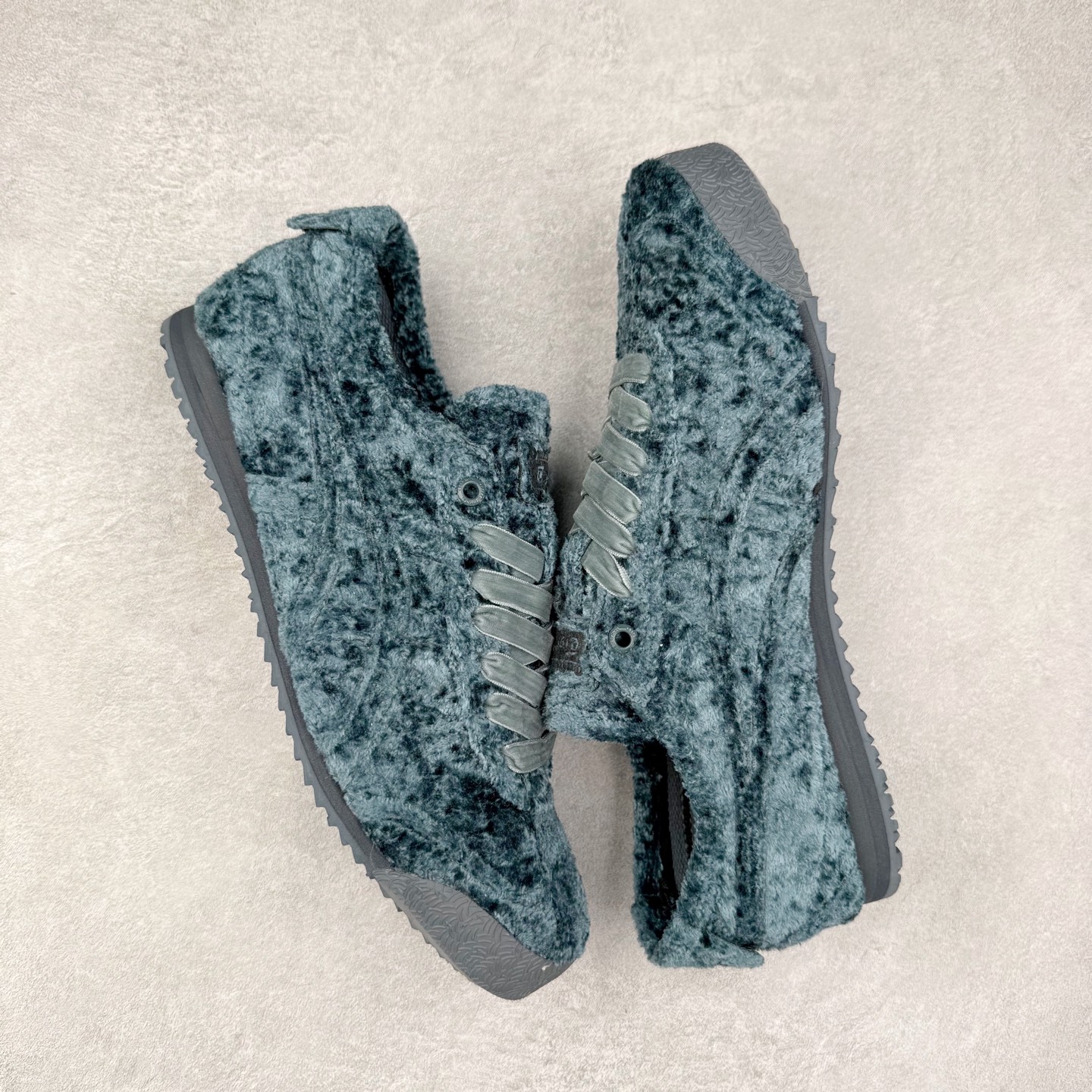 图片[3]-＃C版 Asics Onitsuka Tiger MEXICO 66 亚瑟士鬼冢虎复古经典板鞋 CNY 龙年限定 白红 市场王者选手 海外订单工厂出品 长期生产补货永不断码 超成熟稳定的做工品控 原装全套纸板楦头开发 原汁原味 完美呈现版型 私模正确鞋底咬花纹路 一比一鞋头弧度高度鞋身弧度 绝不口嗨 细节品控鞋型随意秒杀市面 原档咬花纹路私模大底 一个单元有六个三角形 总体形拼接呈现花瓣状 官方四联吊牌 原装Ortholite轻量化鞋垫 原盒原配 质保卡 说明书 钢印防尘纸 纸板中底带钢印 乳胶组合鞋垫 支持全方位的对比专柜 产品从款式颜色造型上体现出追求舒适和细节的完美 鞋类更是推崇手工制作的严谨与完美 融舒适性与可穿性的设计风格 注重细节的完美和别致魅力 既保持稳重 又不失轻松的时尚感 尺码：36 37 37.5 38 39 39.5 40 40.5 41.5 42 42.5 43.5 44 45-选品中心