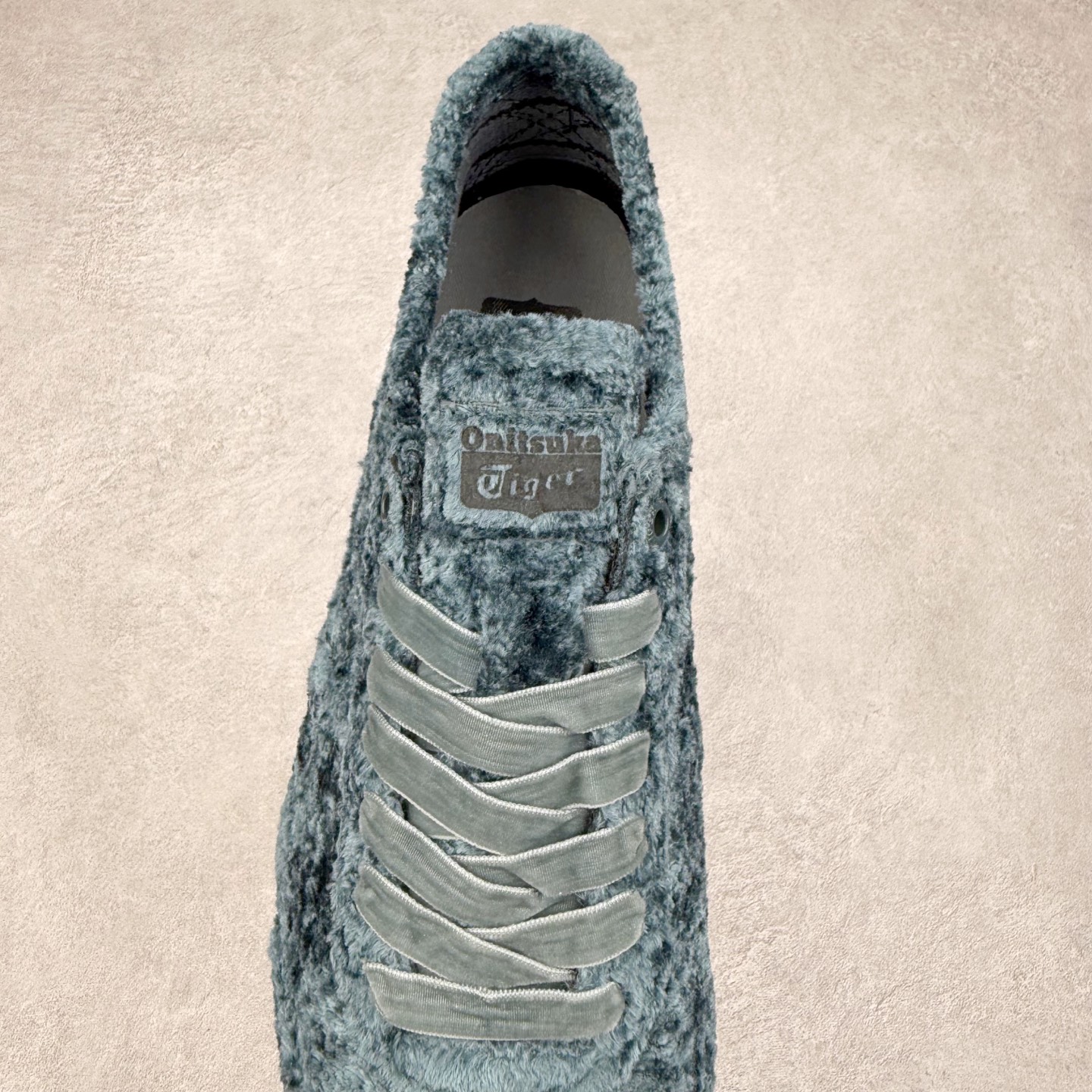 图片[5]-＃C版 Asics Onitsuka Tiger MEXICO 66 亚瑟士鬼冢虎复古经典板鞋 CNY 龙年限定 白红 市场王者选手 海外订单工厂出品 长期生产补货永不断码 超成熟稳定的做工品控 原装全套纸板楦头开发 原汁原味 完美呈现版型 私模正确鞋底咬花纹路 一比一鞋头弧度高度鞋身弧度 绝不口嗨 细节品控鞋型随意秒杀市面 原档咬花纹路私模大底 一个单元有六个三角形 总体形拼接呈现花瓣状 官方四联吊牌 原装Ortholite轻量化鞋垫 原盒原配 质保卡 说明书 钢印防尘纸 纸板中底带钢印 乳胶组合鞋垫 支持全方位的对比专柜 产品从款式颜色造型上体现出追求舒适和细节的完美 鞋类更是推崇手工制作的严谨与完美 融舒适性与可穿性的设计风格 注重细节的完美和别致魅力 既保持稳重 又不失轻松的时尚感 尺码：36 37 37.5 38 39 39.5 40 40.5 41.5 42 42.5 43.5 44 45-选品中心