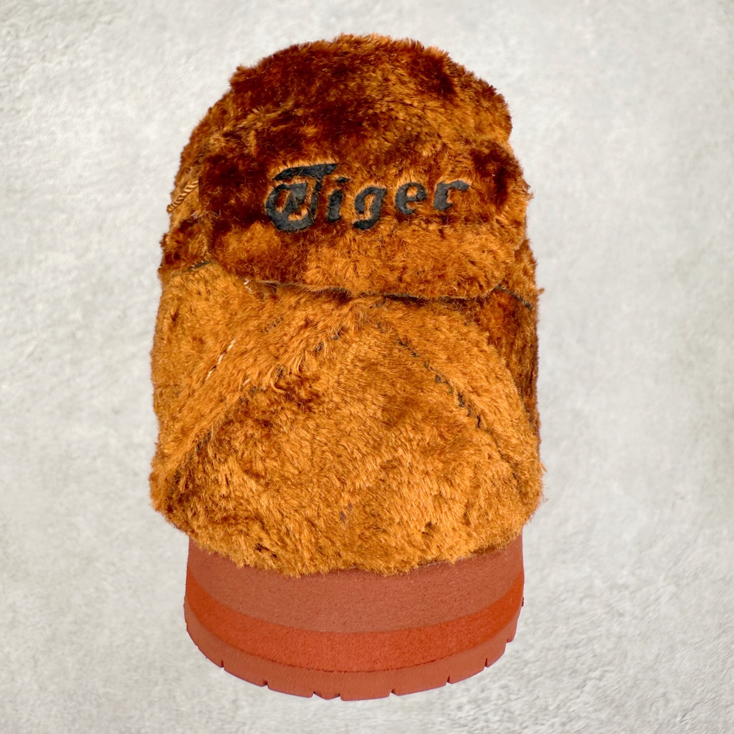 图片[8]-＃C版 Asics Onitsuka Tiger MEXICO 66 亚瑟士鬼冢虎复古经典板鞋 CNY 龙年限定 白红 市场王者选手 海外订单工厂出品 长期生产补货永不断码 超成熟稳定的做工品控 原装全套纸板楦头开发 原汁原味 完美呈现版型 私模正确鞋底咬花纹路 一比一鞋头弧度高度鞋身弧度 绝不口嗨 细节品控鞋型随意秒杀市面 原档咬花纹路私模大底 一个单元有六个三角形 总体形拼接呈现花瓣状 官方四联吊牌 原装Ortholite轻量化鞋垫 原盒原配 质保卡 说明书 钢印防尘纸 纸板中底带钢印 乳胶组合鞋垫 支持全方位的对比专柜 产品从款式颜色造型上体现出追求舒适和细节的完美 鞋类更是推崇手工制作的严谨与完美 融舒适性与可穿性的设计风格 注重细节的完美和别致魅力 既保持稳重 又不失轻松的时尚感 尺码：36 37 37.5 38 39 39.5 40 40.5 41.5 42 42.5 43.5 44 45-选品中心