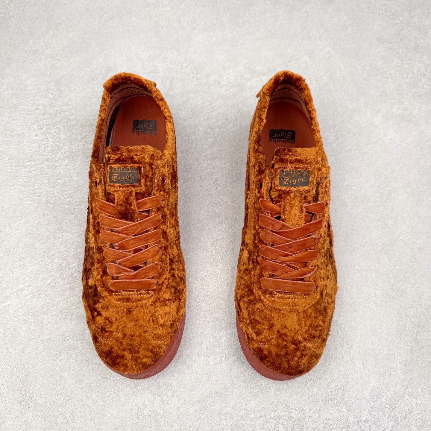 图片[2]-＃C版 Asics Onitsuka Tiger MEXICO 66 亚瑟士鬼冢虎复古经典板鞋 CNY 龙年限定 白红 市场王者选手 海外订单工厂出品 长期生产补货永不断码 超成熟稳定的做工品控 原装全套纸板楦头开发 原汁原味 完美呈现版型 私模正确鞋底咬花纹路 一比一鞋头弧度高度鞋身弧度 绝不口嗨 细节品控鞋型随意秒杀市面 原档咬花纹路私模大底 一个单元有六个三角形 总体形拼接呈现花瓣状 官方四联吊牌 原装Ortholite轻量化鞋垫 原盒原配 质保卡 说明书 钢印防尘纸 纸板中底带钢印 乳胶组合鞋垫 支持全方位的对比专柜 产品从款式颜色造型上体现出追求舒适和细节的完美 鞋类更是推崇手工制作的严谨与完美 融舒适性与可穿性的设计风格 注重细节的完美和别致魅力 既保持稳重 又不失轻松的时尚感 尺码：36 37 37.5 38 39 39.5 40 40.5 41.5 42 42.5 43.5 44 45-选品中心