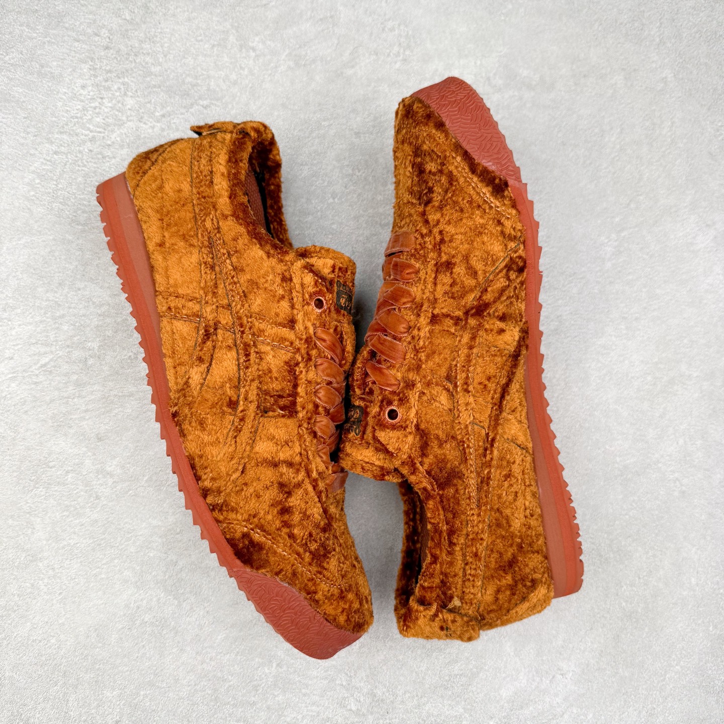 图片[3]-＃C版 Asics Onitsuka Tiger MEXICO 66 亚瑟士鬼冢虎复古经典板鞋 CNY 龙年限定 白红 市场王者选手 海外订单工厂出品 长期生产补货永不断码 超成熟稳定的做工品控 原装全套纸板楦头开发 原汁原味 完美呈现版型 私模正确鞋底咬花纹路 一比一鞋头弧度高度鞋身弧度 绝不口嗨 细节品控鞋型随意秒杀市面 原档咬花纹路私模大底 一个单元有六个三角形 总体形拼接呈现花瓣状 官方四联吊牌 原装Ortholite轻量化鞋垫 原盒原配 质保卡 说明书 钢印防尘纸 纸板中底带钢印 乳胶组合鞋垫 支持全方位的对比专柜 产品从款式颜色造型上体现出追求舒适和细节的完美 鞋类更是推崇手工制作的严谨与完美 融舒适性与可穿性的设计风格 注重细节的完美和别致魅力 既保持稳重 又不失轻松的时尚感 尺码：36 37 37.5 38 39 39.5 40 40.5 41.5 42 42.5 43.5 44 45-选品中心