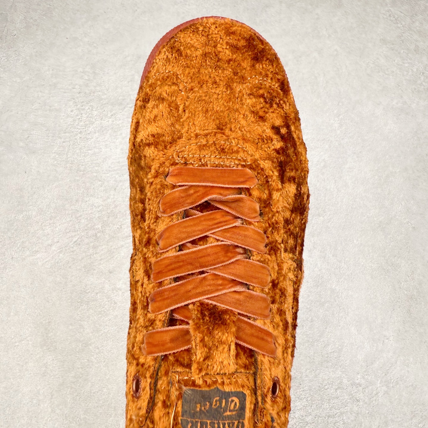 图片[4]-＃C版 Asics Onitsuka Tiger MEXICO 66 亚瑟士鬼冢虎复古经典板鞋 CNY 龙年限定 白红 市场王者选手 海外订单工厂出品 长期生产补货永不断码 超成熟稳定的做工品控 原装全套纸板楦头开发 原汁原味 完美呈现版型 私模正确鞋底咬花纹路 一比一鞋头弧度高度鞋身弧度 绝不口嗨 细节品控鞋型随意秒杀市面 原档咬花纹路私模大底 一个单元有六个三角形 总体形拼接呈现花瓣状 官方四联吊牌 原装Ortholite轻量化鞋垫 原盒原配 质保卡 说明书 钢印防尘纸 纸板中底带钢印 乳胶组合鞋垫 支持全方位的对比专柜 产品从款式颜色造型上体现出追求舒适和细节的完美 鞋类更是推崇手工制作的严谨与完美 融舒适性与可穿性的设计风格 注重细节的完美和别致魅力 既保持稳重 又不失轻松的时尚感 尺码：36 37 37.5 38 39 39.5 40 40.5 41.5 42 42.5 43.5 44 45-选品中心