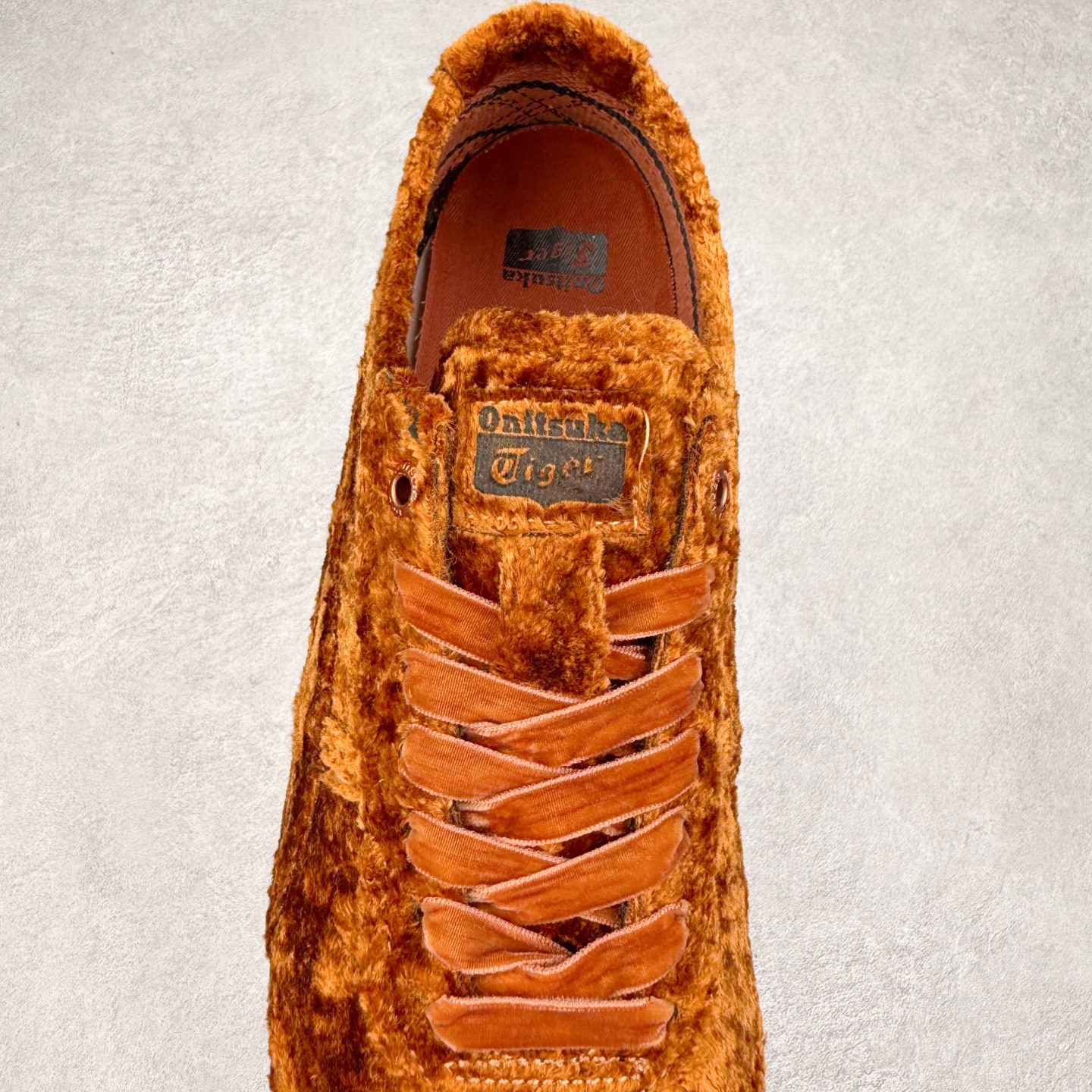 图片[5]-＃C版 Asics Onitsuka Tiger MEXICO 66 亚瑟士鬼冢虎复古经典板鞋 CNY 龙年限定 白红 市场王者选手 海外订单工厂出品 长期生产补货永不断码 超成熟稳定的做工品控 原装全套纸板楦头开发 原汁原味 完美呈现版型 私模正确鞋底咬花纹路 一比一鞋头弧度高度鞋身弧度 绝不口嗨 细节品控鞋型随意秒杀市面 原档咬花纹路私模大底 一个单元有六个三角形 总体形拼接呈现花瓣状 官方四联吊牌 原装Ortholite轻量化鞋垫 原盒原配 质保卡 说明书 钢印防尘纸 纸板中底带钢印 乳胶组合鞋垫 支持全方位的对比专柜 产品从款式颜色造型上体现出追求舒适和细节的完美 鞋类更是推崇手工制作的严谨与完美 融舒适性与可穿性的设计风格 注重细节的完美和别致魅力 既保持稳重 又不失轻松的时尚感 尺码：36 37 37.5 38 39 39.5 40 40.5 41.5 42 42.5 43.5 44 45-选品中心