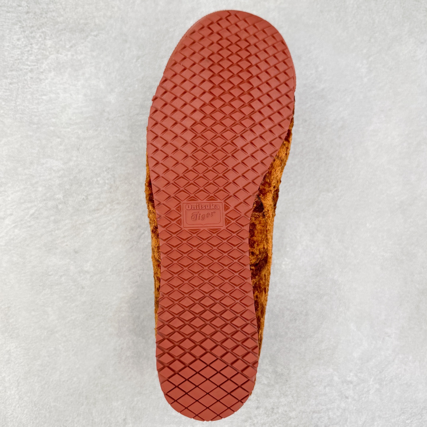 图片[9]-＃C版 Asics Onitsuka Tiger MEXICO 66 亚瑟士鬼冢虎复古经典板鞋 CNY 龙年限定 白红 市场王者选手 海外订单工厂出品 长期生产补货永不断码 超成熟稳定的做工品控 原装全套纸板楦头开发 原汁原味 完美呈现版型 私模正确鞋底咬花纹路 一比一鞋头弧度高度鞋身弧度 绝不口嗨 细节品控鞋型随意秒杀市面 原档咬花纹路私模大底 一个单元有六个三角形 总体形拼接呈现花瓣状 官方四联吊牌 原装Ortholite轻量化鞋垫 原盒原配 质保卡 说明书 钢印防尘纸 纸板中底带钢印 乳胶组合鞋垫 支持全方位的对比专柜 产品从款式颜色造型上体现出追求舒适和细节的完美 鞋类更是推崇手工制作的严谨与完美 融舒适性与可穿性的设计风格 注重细节的完美和别致魅力 既保持稳重 又不失轻松的时尚感 尺码：36 37 37.5 38 39 39.5 40 40.5 41.5 42 42.5 43.5 44 45-选品中心