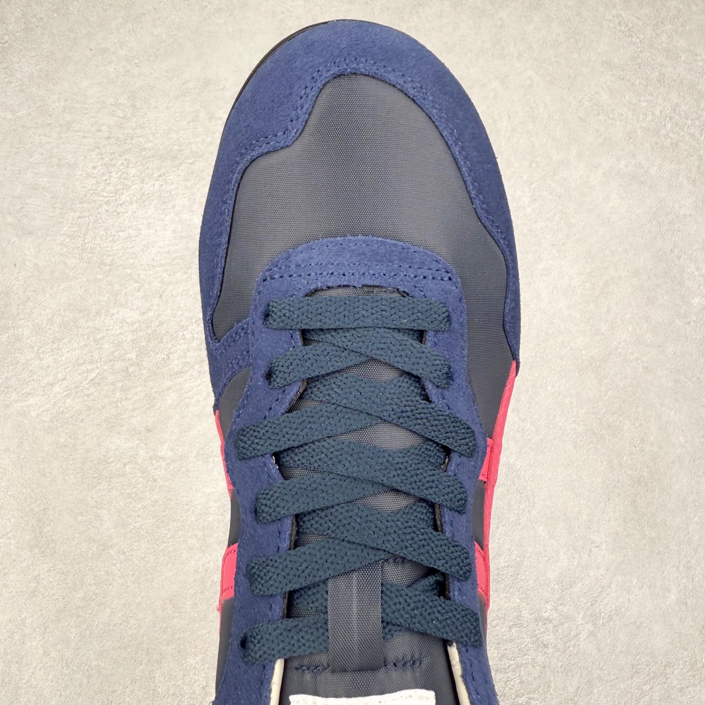 图片[4]-Onitsuka 鬼冢虎 Serrano系列 潮流舒适轻便生活休闲鞋 上架实拍鞋面采用翻毛皮和牛津布面设计制作，透气性好，包裹感很强。鞋底采用防滑耐磨橡胶大底，脚感轻便舒适。鞋掌做了加宽处理，穿着更加舒适。尺码：36 37 37.5 38 39 39.5 40 40.5 41.5 42 42.5 43.5 44 45-选品中心