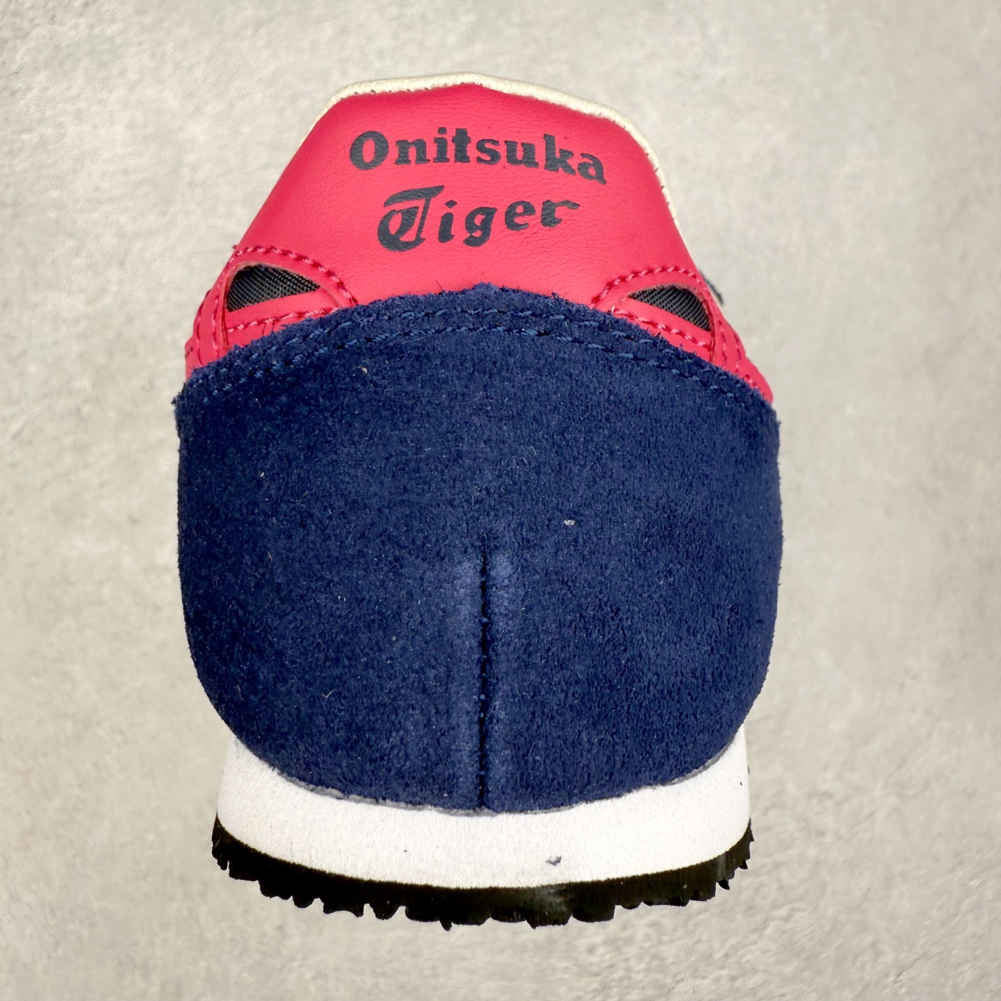 图片[8]-Onitsuka 鬼冢虎 Serrano系列 潮流舒适轻便生活休闲鞋 上架实拍鞋面采用翻毛皮和牛津布面设计制作，透气性好，包裹感很强。鞋底采用防滑耐磨橡胶大底，脚感轻便舒适。鞋掌做了加宽处理，穿着更加舒适。尺码：36 37 37.5 38 39 39.5 40 40.5 41.5 42 42.5 43.5 44 45-选品中心