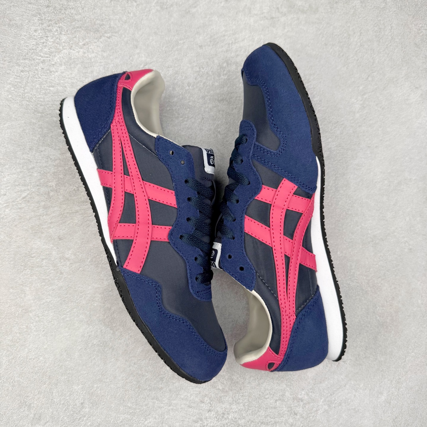 图片[3]-Onitsuka 鬼冢虎 Serrano系列 潮流舒适轻便生活休闲鞋 上架实拍鞋面采用翻毛皮和牛津布面设计制作，透气性好，包裹感很强。鞋底采用防滑耐磨橡胶大底，脚感轻便舒适。鞋掌做了加宽处理，穿着更加舒适。尺码：36 37 37.5 38 39 39.5 40 40.5 41.5 42 42.5 43.5 44 45-选品中心