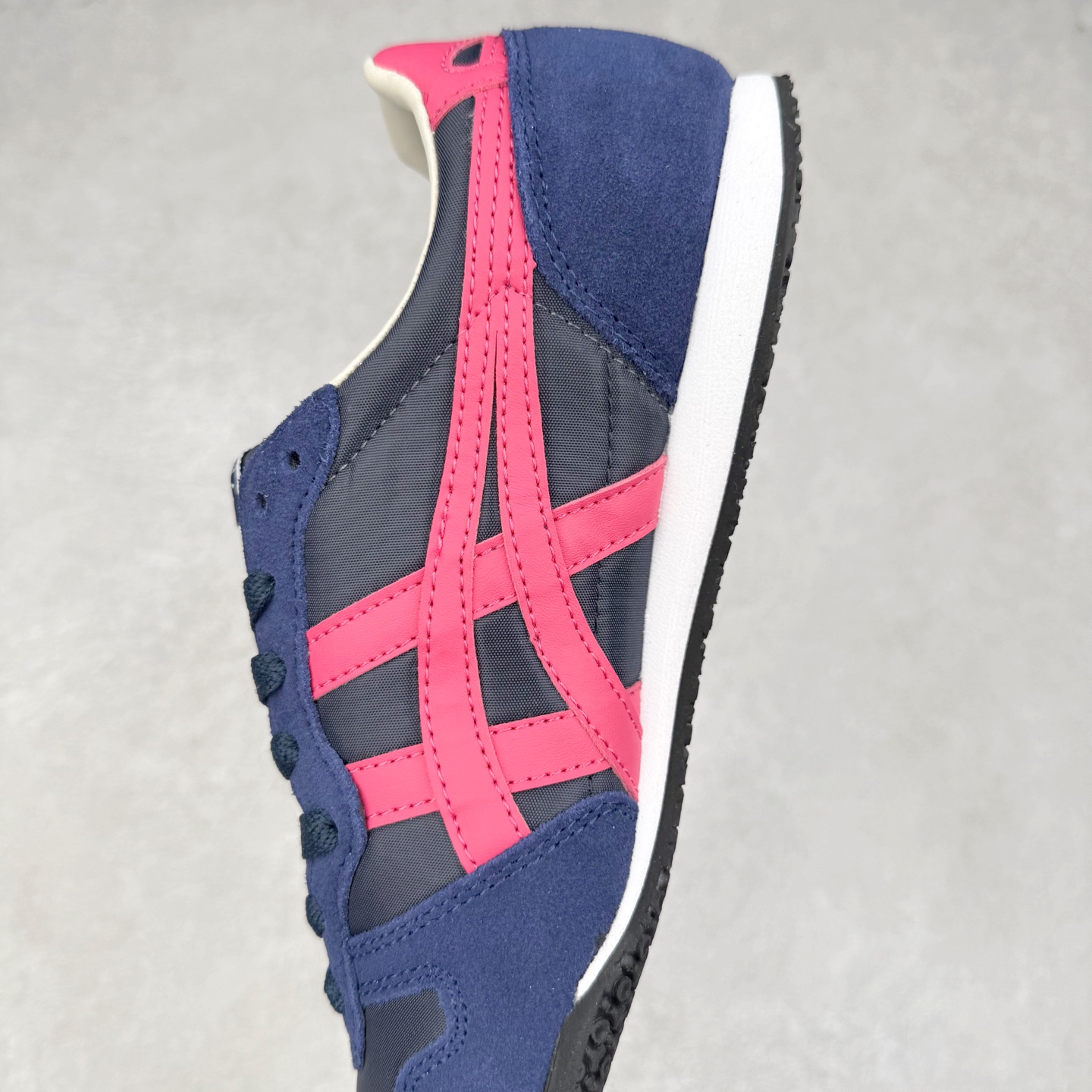 图片[7]-Onitsuka 鬼冢虎 Serrano系列 潮流舒适轻便生活休闲鞋 上架实拍鞋面采用翻毛皮和牛津布面设计制作，透气性好，包裹感很强。鞋底采用防滑耐磨橡胶大底，脚感轻便舒适。鞋掌做了加宽处理，穿着更加舒适。尺码：36 37 37.5 38 39 39.5 40 40.5 41.5 42 42.5 43.5 44 45-选品中心