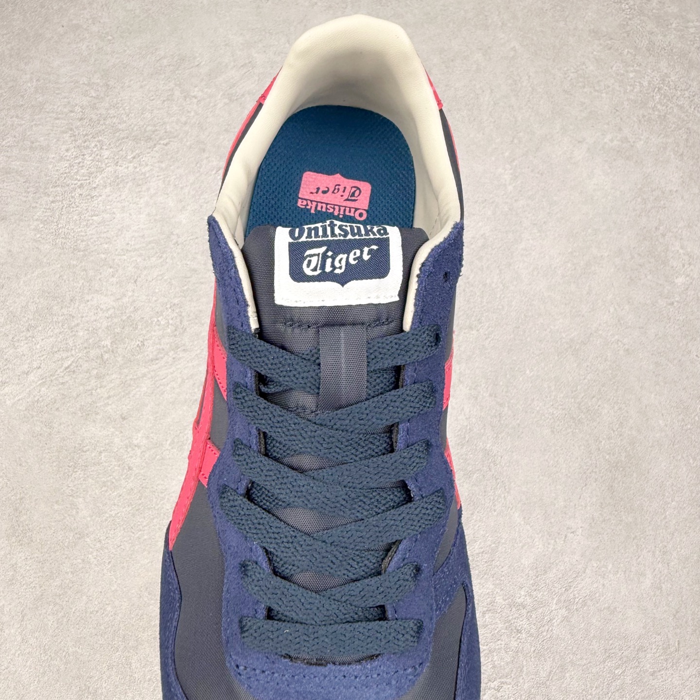 图片[5]-Onitsuka 鬼冢虎 Serrano系列 潮流舒适轻便生活休闲鞋 上架实拍鞋面采用翻毛皮和牛津布面设计制作，透气性好，包裹感很强。鞋底采用防滑耐磨橡胶大底，脚感轻便舒适。鞋掌做了加宽处理，穿着更加舒适。尺码：36 37 37.5 38 39 39.5 40 40.5 41.5 42 42.5 43.5 44 45-选品中心