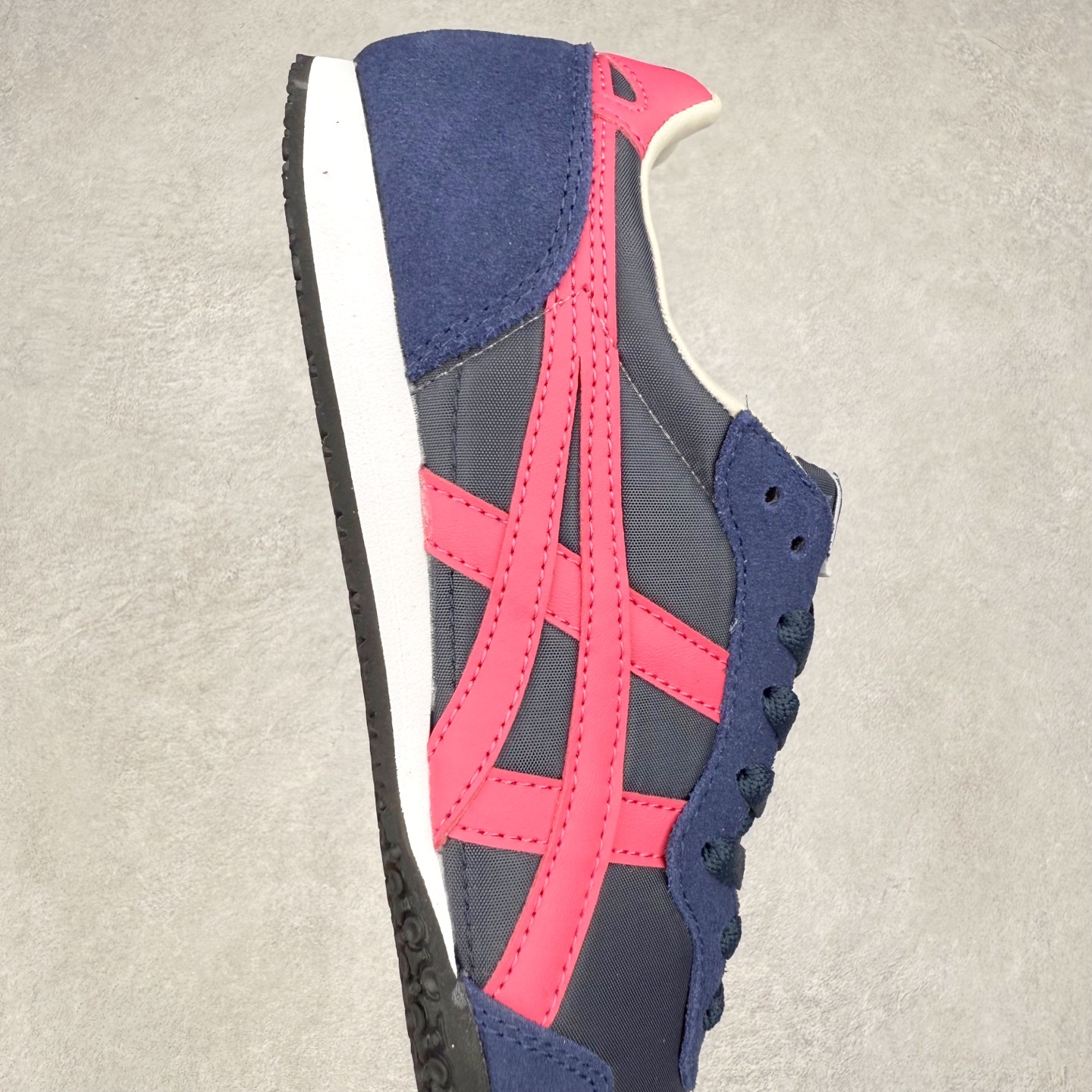 图片[6]-Onitsuka 鬼冢虎 Serrano系列 潮流舒适轻便生活休闲鞋 上架实拍鞋面采用翻毛皮和牛津布面设计制作，透气性好，包裹感很强。鞋底采用防滑耐磨橡胶大底，脚感轻便舒适。鞋掌做了加宽处理，穿着更加舒适。尺码：36 37 37.5 38 39 39.5 40 40.5 41.5 42 42.5 43.5 44 45-选品中心