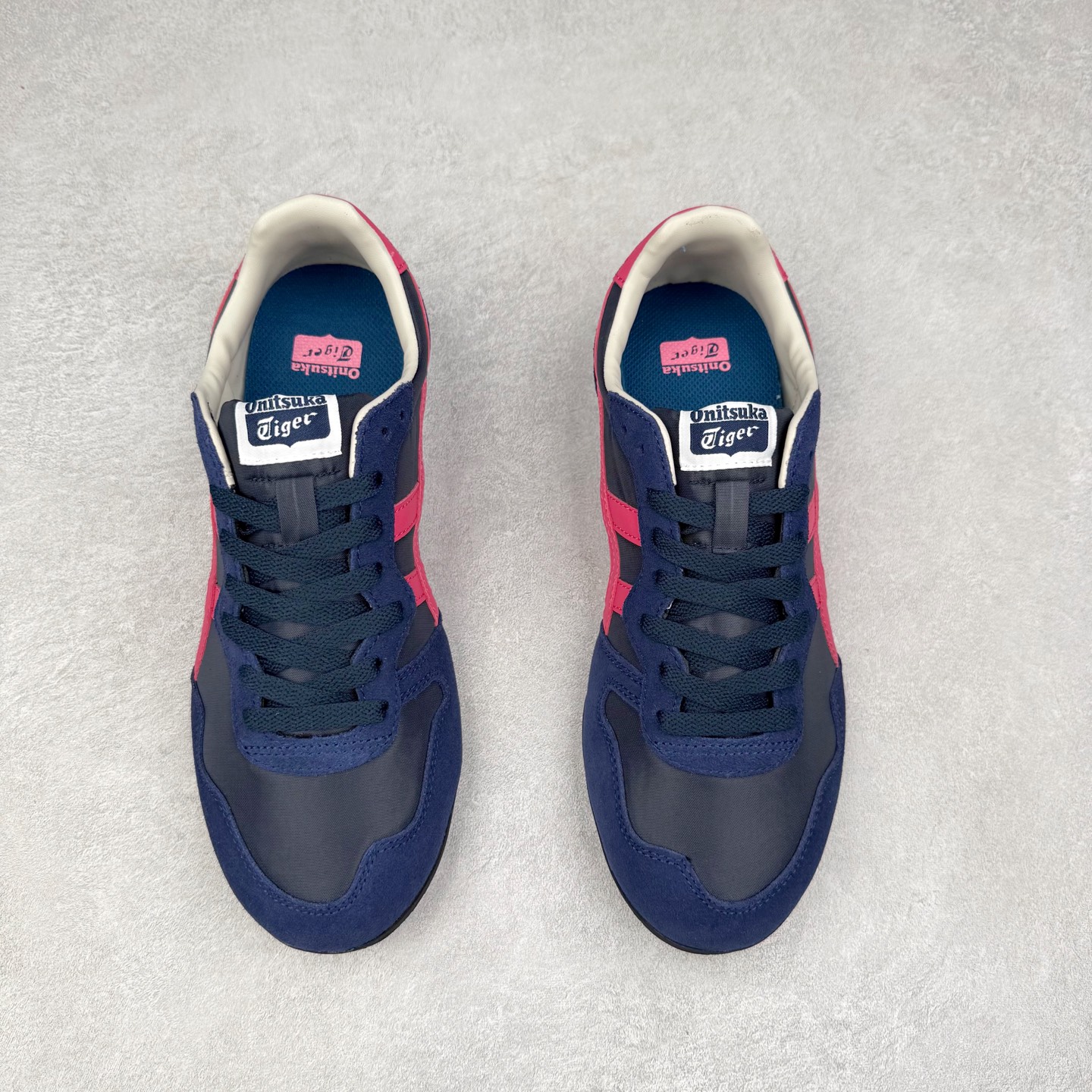 图片[2]-Onitsuka 鬼冢虎 Serrano系列 潮流舒适轻便生活休闲鞋 上架实拍鞋面采用翻毛皮和牛津布面设计制作，透气性好，包裹感很强。鞋底采用防滑耐磨橡胶大底，脚感轻便舒适。鞋掌做了加宽处理，穿着更加舒适。尺码：36 37 37.5 38 39 39.5 40 40.5 41.5 42 42.5 43.5 44 45-选品中心