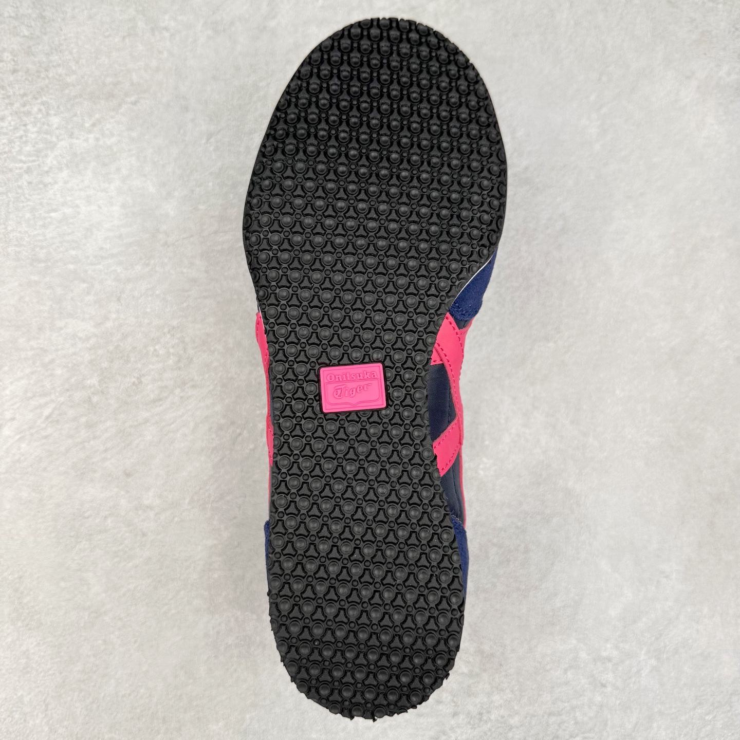 图片[9]-Onitsuka 鬼冢虎 Serrano系列 潮流舒适轻便生活休闲鞋 上架实拍鞋面采用翻毛皮和牛津布面设计制作，透气性好，包裹感很强。鞋底采用防滑耐磨橡胶大底，脚感轻便舒适。鞋掌做了加宽处理，穿着更加舒适。尺码：36 37 37.5 38 39 39.5 40 40.5 41.5 42 42.5 43.5 44 45-选品中心