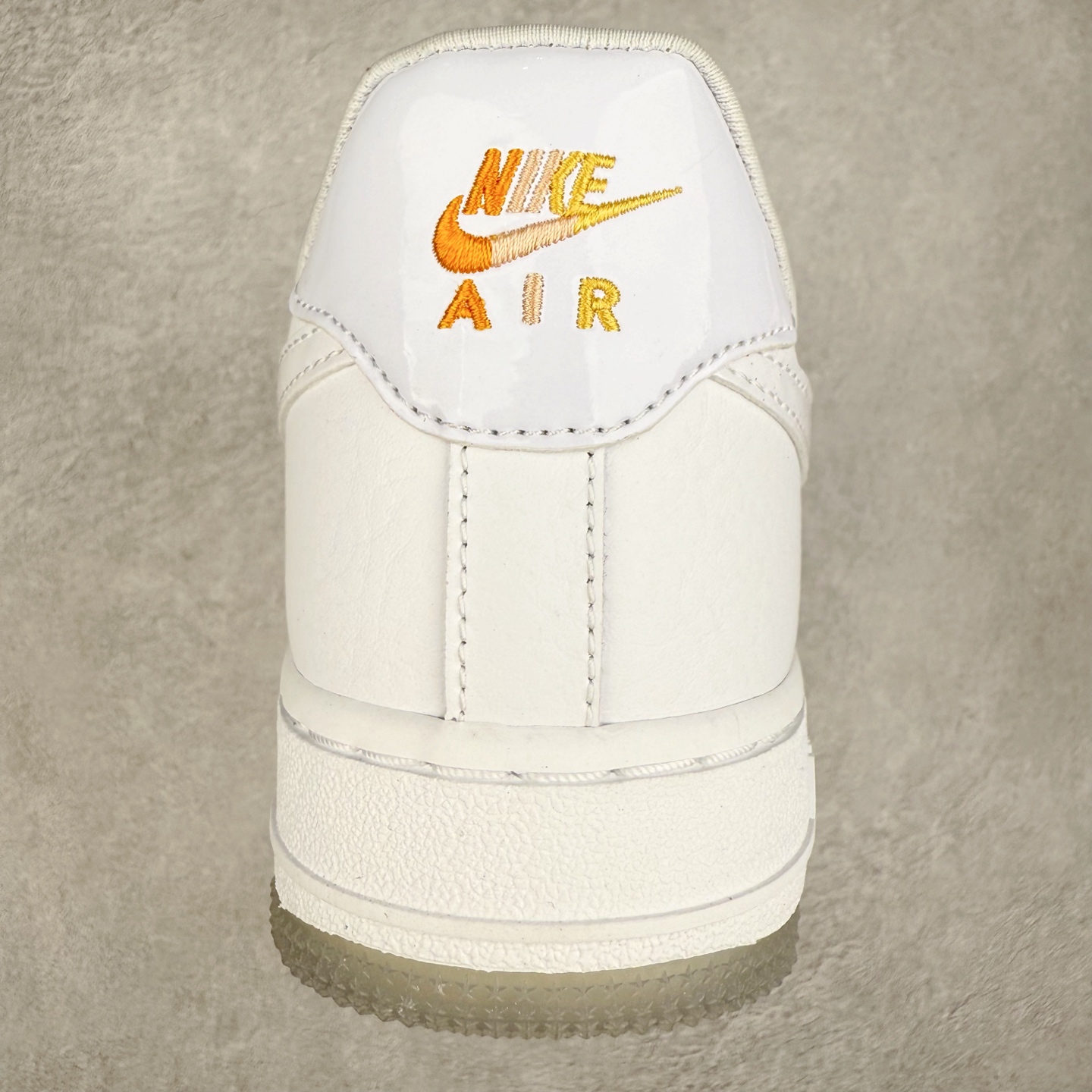 图片[8]-NK Air Force 1´07 Low 空军一号低帮百搭休闲运动板鞋 IB8875-111 柔软、弹性十足的缓震性能和出色的中底设计 横跨复古与现代的外型结合 造就出风靡全球 三十多年的Force 1 直到今天还深受青睐 实拍调校N版已经零色差零失真 百分百还原实物色彩所见即所得 不存在货不对板色差等低级问题 选购参考实物拍摄 不混卖不参货 只用心做好货严格选品 承诺混一赔十 尺码：36 36.5 37.5 38 38.5 39 40 40.5 41 42 42.5 43 44 44.5 45-选品中心