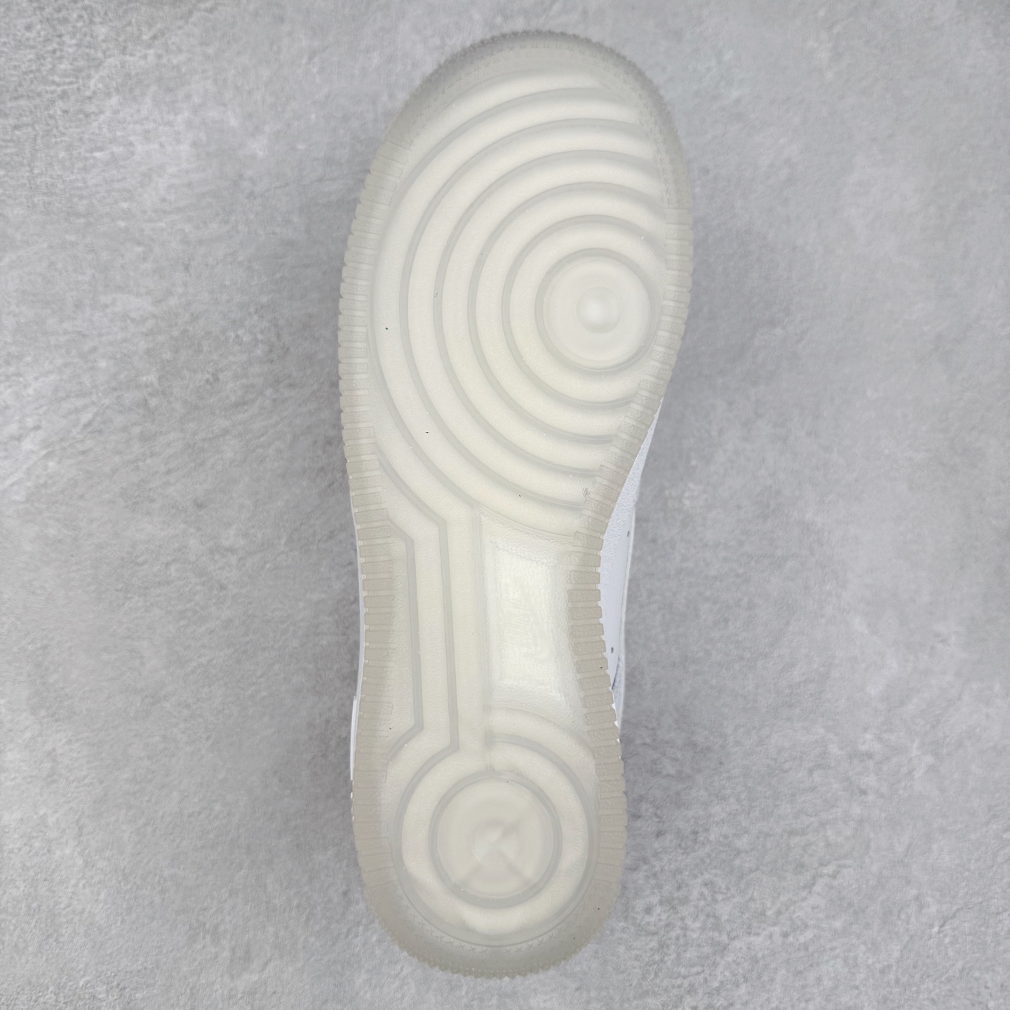 图片[9]-NK Air Force 1´07 Low 空军一号低帮百搭休闲运动板鞋 IB8875-111 柔软、弹性十足的缓震性能和出色的中底设计 横跨复古与现代的外型结合 造就出风靡全球 三十多年的Force 1 直到今天还深受青睐 实拍调校N版已经零色差零失真 百分百还原实物色彩所见即所得 不存在货不对板色差等低级问题 选购参考实物拍摄 不混卖不参货 只用心做好货严格选品 承诺混一赔十 尺码：36 36.5 37.5 38 38.5 39 40 40.5 41 42 42.5 43 44 44.5 45-选品中心