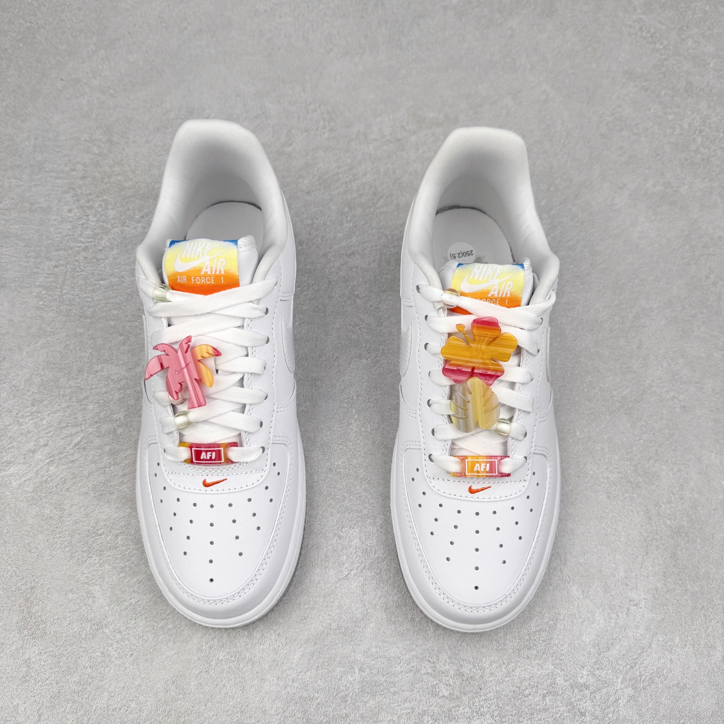 图片[2]-NK Air Force 1´07 Low 空军一号低帮百搭休闲运动板鞋 IB8875-111 柔软、弹性十足的缓震性能和出色的中底设计 横跨复古与现代的外型结合 造就出风靡全球 三十多年的Force 1 直到今天还深受青睐 实拍调校N版已经零色差零失真 百分百还原实物色彩所见即所得 不存在货不对板色差等低级问题 选购参考实物拍摄 不混卖不参货 只用心做好货严格选品 承诺混一赔十 尺码：36 36.5 37.5 38 38.5 39 40 40.5 41 42 42.5 43 44 44.5 45-选品中心