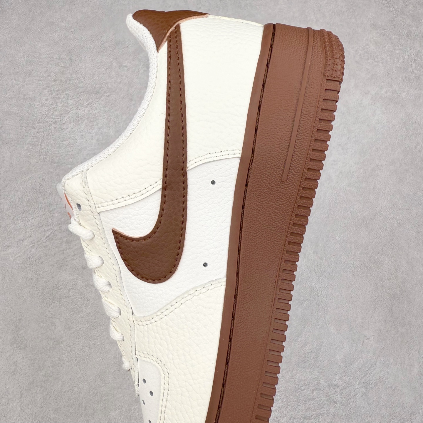 图片[7]-NK Air Force 1´07 Low 空军一号低帮百搭休闲运动板鞋 IM3378-122 柔软、弹性十足的缓震性能和出色的中底设计 横跨复古与现代的外型结合 造就出风靡全球 三十多年的Force 1 直到今天还深受青睐 实拍调校N版已经零色差零失真 百分百还原实物色彩所见即所得 不存在货不对板色差等低级问题 选购参考实物拍摄 不混卖不参货 只用心做好货严格选品 承诺混一赔十 尺码：36 36.5 37.5 38 38.5 39 40 40.5 41 42 42.5 43 44 44.5 45-选品中心