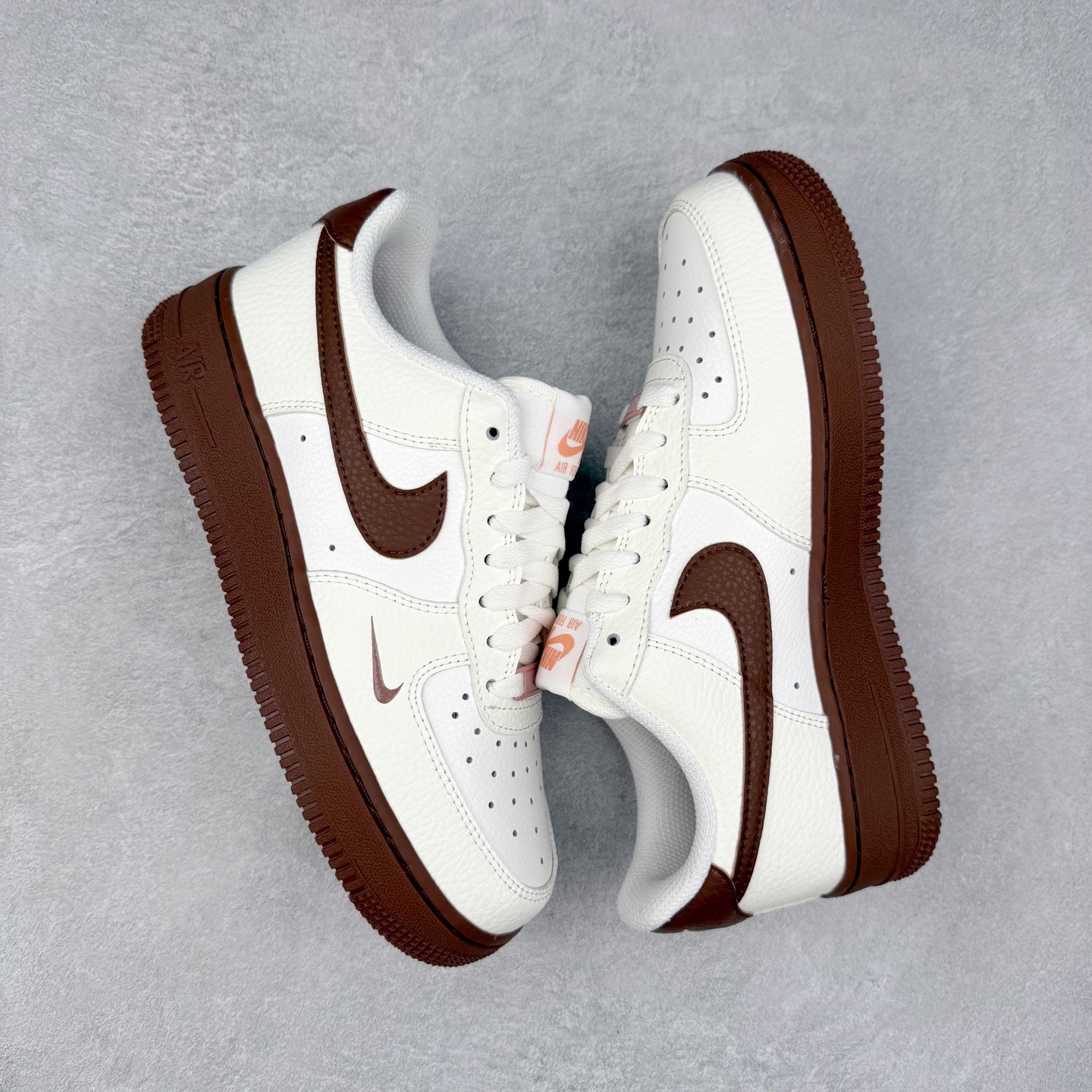 图片[3]-NK Air Force 1´07 Low 空军一号低帮百搭休闲运动板鞋 IM3378-122 柔软、弹性十足的缓震性能和出色的中底设计 横跨复古与现代的外型结合 造就出风靡全球 三十多年的Force 1 直到今天还深受青睐 实拍调校N版已经零色差零失真 百分百还原实物色彩所见即所得 不存在货不对板色差等低级问题 选购参考实物拍摄 不混卖不参货 只用心做好货严格选品 承诺混一赔十 尺码：36 36.5 37.5 38 38.5 39 40 40.5 41 42 42.5 43 44 44.5 45-选品中心