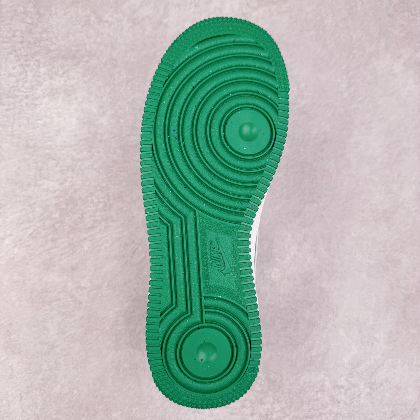 图片[9]-NK Air Force 1´07 Low 空军一号低帮百搭休闲运动板鞋 IB6388-300 柔软、弹性十足的缓震性能和出色的中底设计 横跨复古与现代的外型结合 造就出风靡全球 三十多年的Force 1 直到今天还深受青睐 实拍调校N版已经零色差零失真 百分百还原实物色彩所见即所得 不存在货不对板色差等低级问题 选购参考实物拍摄 不混卖不参货 只用心做好货严格选品 承诺混一赔十 尺码：36 36.5 37.5 38 38.5 39 40 40.5 41 42 42.5 43 44 44.5 45-选品中心