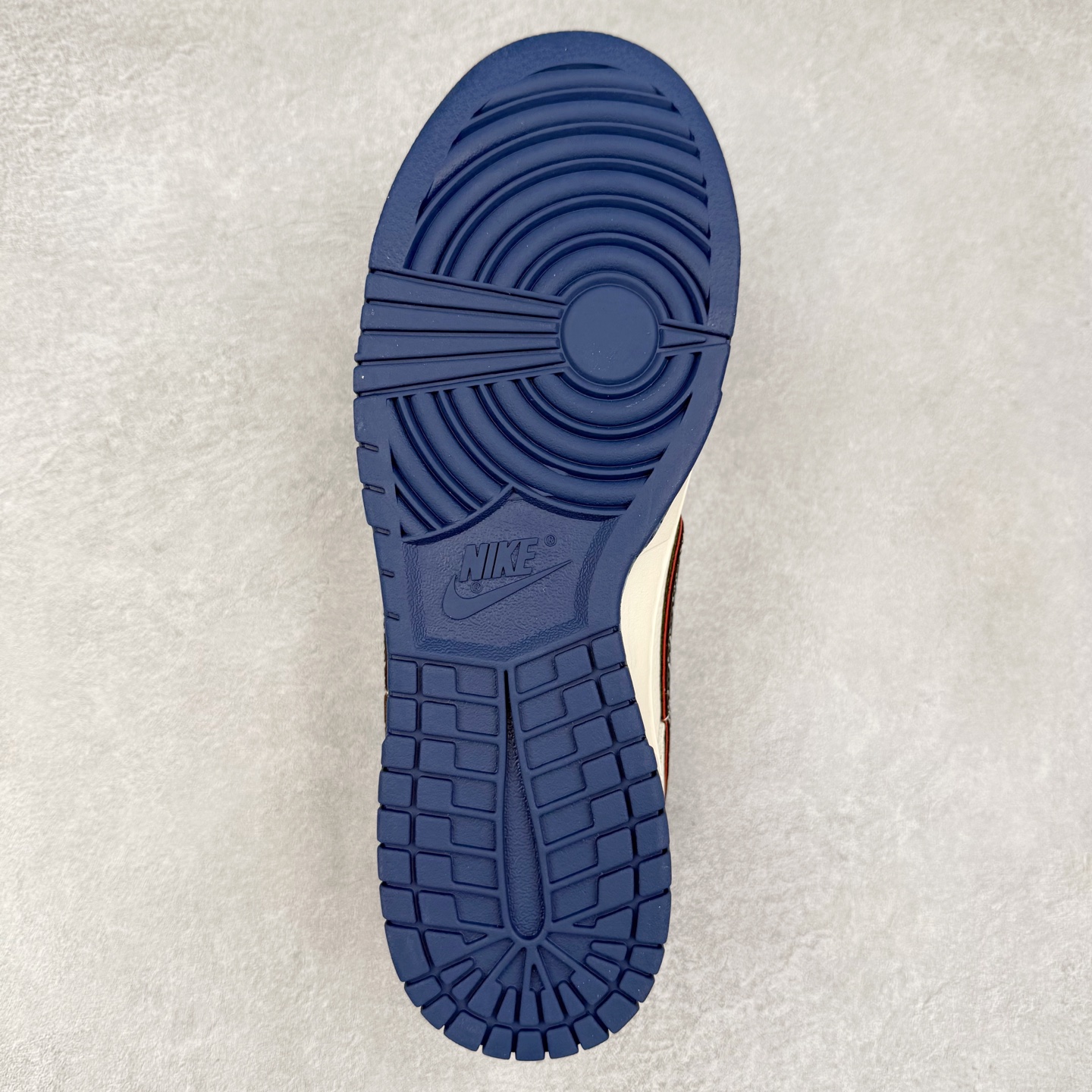 图片[9]-NK Dunk Low 定制配色 QW5836-017 大厂出品 极力推荐 原装头层材料 独家版型蒸餾加工帶來的是更好的视觉和脚感体验大厂纯原品质出货 清洁度 电绣工艺 皮料切割干净无任何毛边 细节完美 实拍调校N版已经零色差零失真 百分百还原实物色彩所见即所得 不存在货不对板色差等低级问题 选购参考实物拍摄 不混卖不参货 只用心做好货严格选品 承诺混一赔十 尺码：36 36.5 37.5 38 38.5 39 40 40.5 41 42 42.5 43 44 44.5 45-选品中心