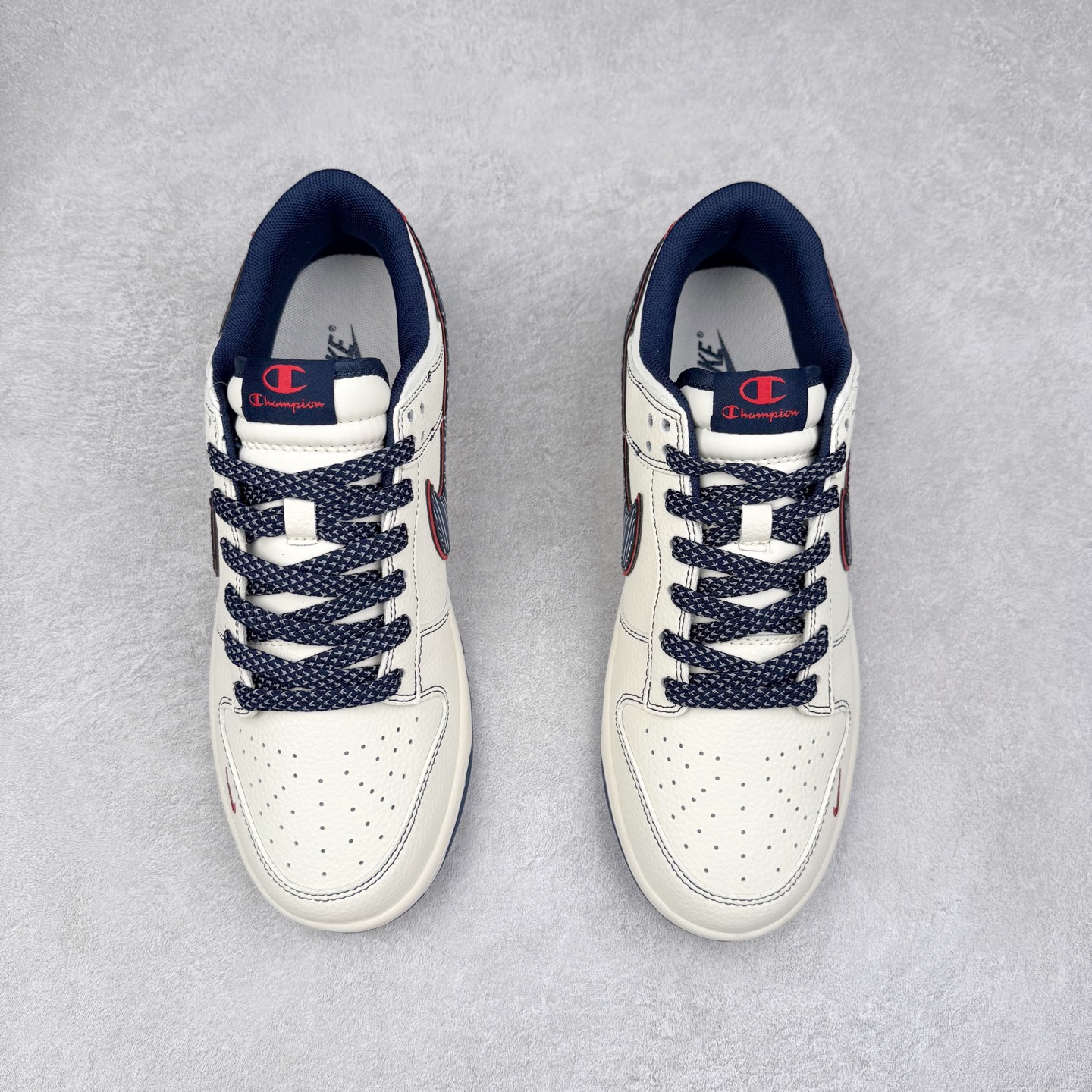 图片[2]-NK Dunk Low 定制配色 QW5836-017 大厂出品 极力推荐 原装头层材料 独家版型蒸餾加工帶來的是更好的视觉和脚感体验大厂纯原品质出货 清洁度 电绣工艺 皮料切割干净无任何毛边 细节完美 实拍调校N版已经零色差零失真 百分百还原实物色彩所见即所得 不存在货不对板色差等低级问题 选购参考实物拍摄 不混卖不参货 只用心做好货严格选品 承诺混一赔十 尺码：36 36.5 37.5 38 38.5 39 40 40.5 41 42 42.5 43 44 44.5 45-选品中心