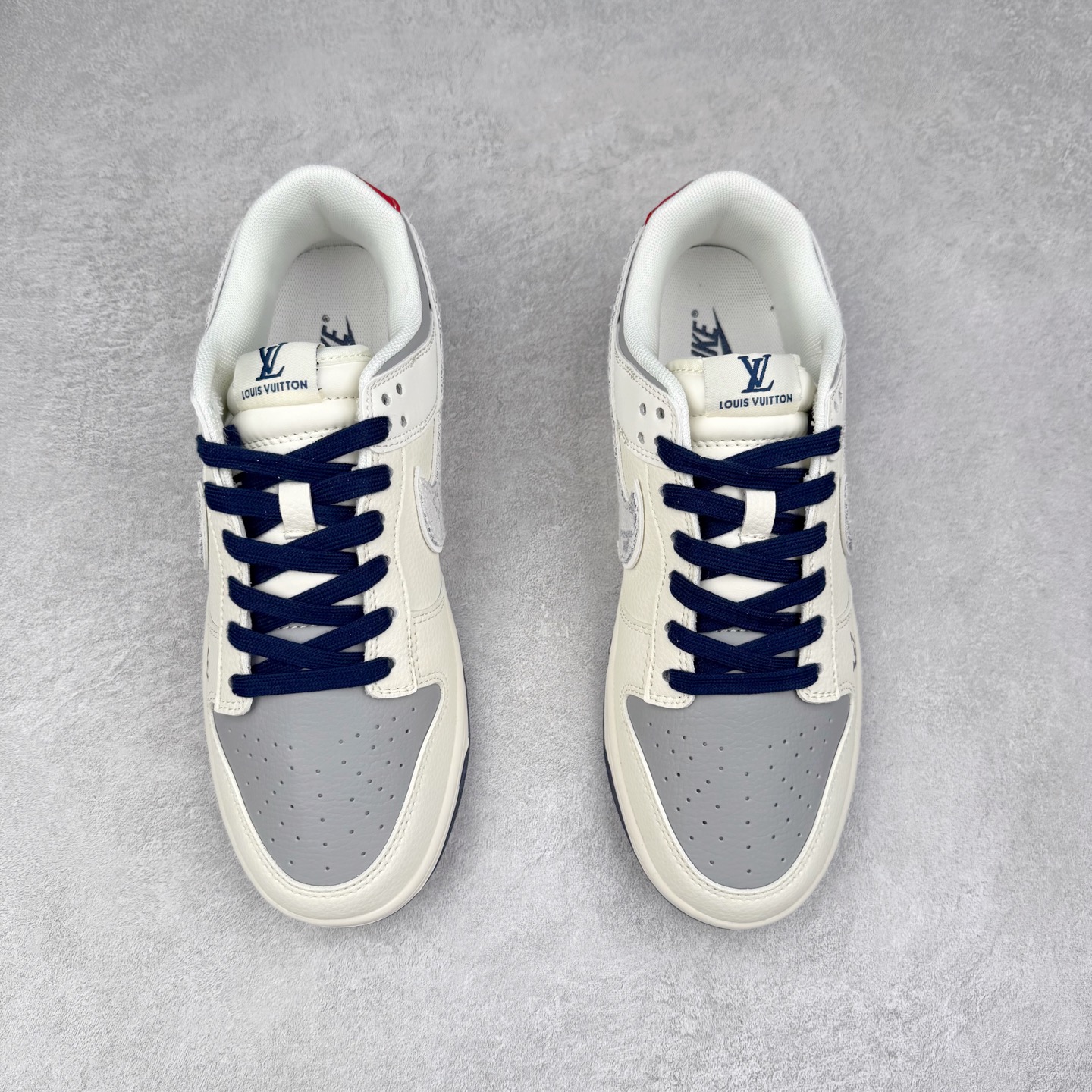 图片[2]-NK Dunk Low 定制配色 JP1628-038 大厂出品 极力推荐 原装头层材料 独家版型蒸餾加工帶來的是更好的视觉和脚感体验大厂纯原品质出货 清洁度 电绣工艺 皮料切割干净无任何毛边 细节完美 实拍调校N版已经零色差零失真 百分百还原实物色彩所见即所得 不存在货不对板色差等低级问题 选购参考实物拍摄 不混卖不参货 只用心做好货严格选品 承诺混一赔十 尺码：36 36.5 37.5 38 38.5 39 40 40.5 41 42 42.5 43 44 44.5 45-选品中心