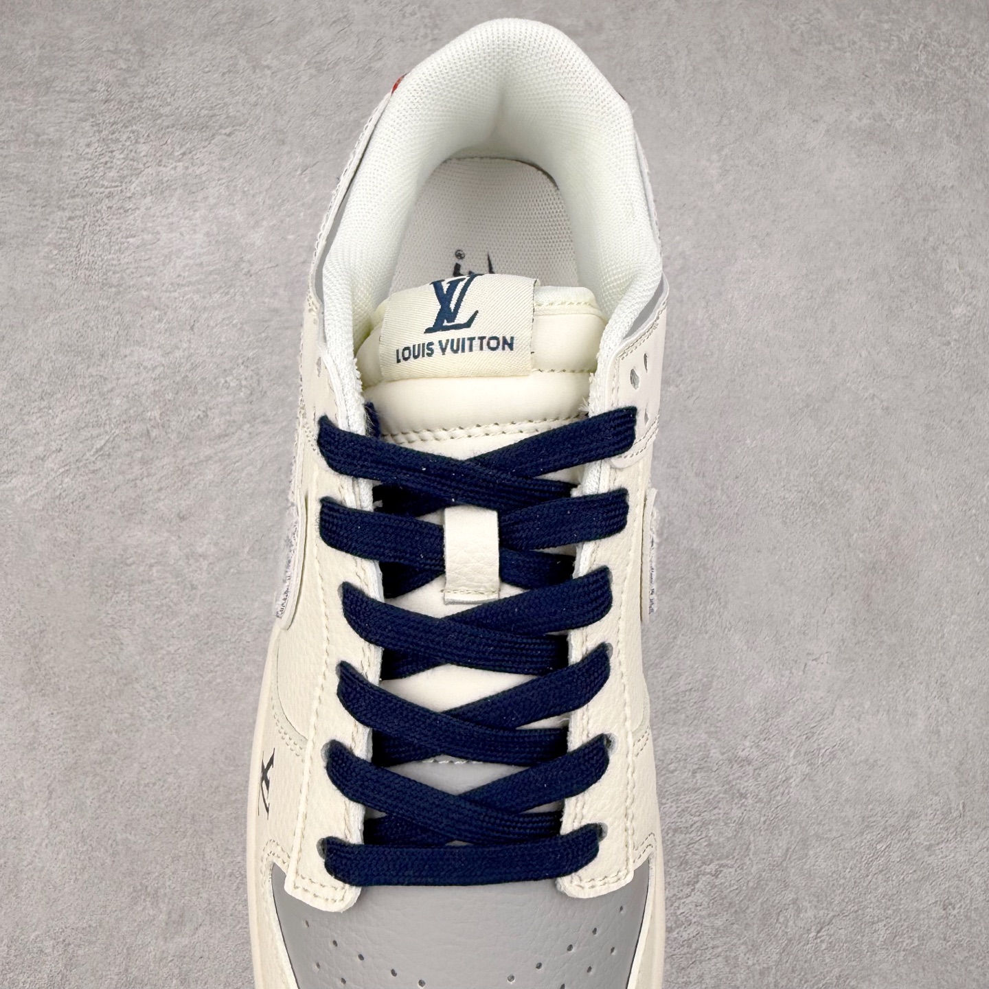 图片[4]-NK Dunk Low 定制配色 JP1628-038 大厂出品 极力推荐 原装头层材料 独家版型蒸餾加工帶來的是更好的视觉和脚感体验大厂纯原品质出货 清洁度 电绣工艺 皮料切割干净无任何毛边 细节完美 实拍调校N版已经零色差零失真 百分百还原实物色彩所见即所得 不存在货不对板色差等低级问题 选购参考实物拍摄 不混卖不参货 只用心做好货严格选品 承诺混一赔十 尺码：36 36.5 37.5 38 38.5 39 40 40.5 41 42 42.5 43 44 44.5 45-选品中心