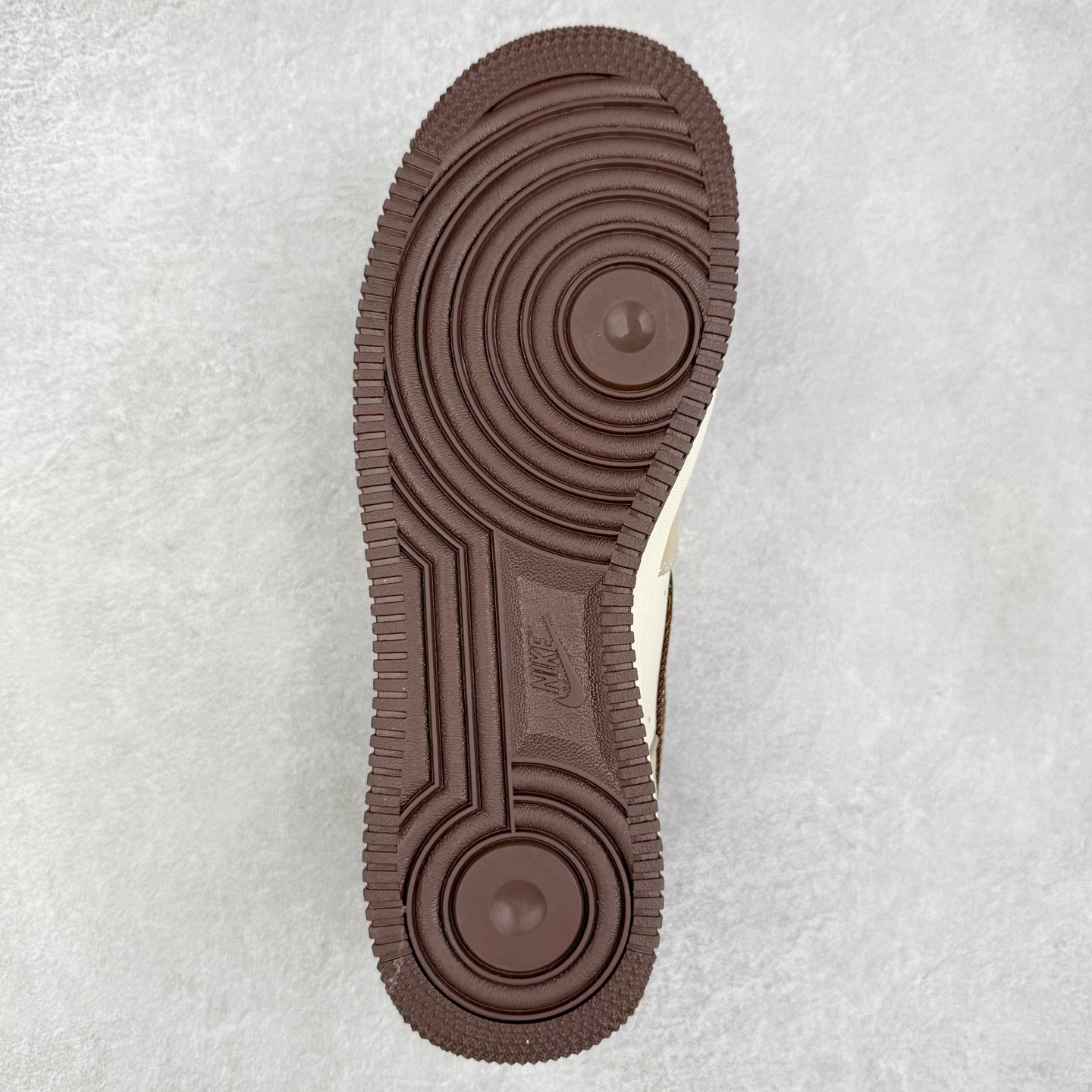 图片[9]-NK Air Force 1´07 Low 空军一号低帮百搭休闲运动板鞋 KK1988-091 柔软、弹性十足的缓震性能和出色的中底设计 横跨复古与现代的外型结合 造就出风靡全球 三十多年的Force 1 直到今天还深受青睐 实拍调校N版已经零色差零失真 百分百还原实物色彩所见即所得 不存在货不对板色差等低级问题 选购参考实物拍摄 不混卖不参货 只用心做好货严格选品 承诺混一赔十 尺码：36 36.5 37.5 38 38.5 39 40 40.5 41 42 42.5 43 44 44.5 45-选品中心