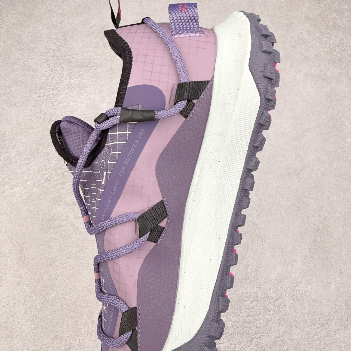 图片[7]-＃纯原福利 NK ACG Mountain Fly SE 复古潮流户外登山鞋防水慢跑鞋 全新来袭 该款沿袭前代高帮版型的设计传统 轻盈鞋面结合灵巧的脚踝包裹设计 为双足打造出一体化的舒适脚感 助力轻松畅行 中底融入柔软的React泡棉与Vaporfiy 科技 让你在岩石小径徒步时也像行走在都市般轻松舒适 粘性橡胶大底铸就了攀岩级别的出众抓地力 助你从容面对各种环境挑战 尺码：36 36.5 37.5 38 38.5 39 40 40.5 41 42 42.5 43 44 44.5 45 46-选品中心