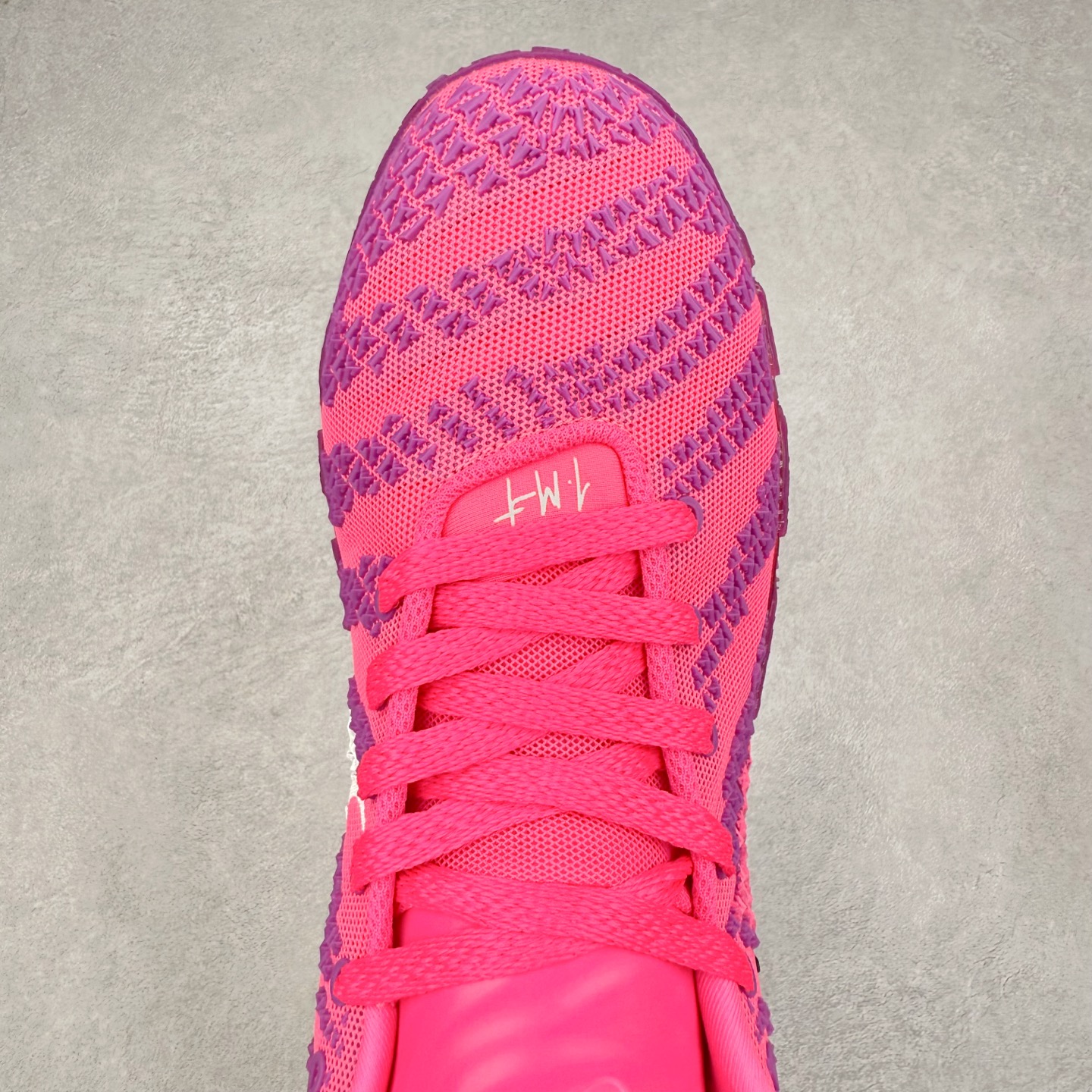 图片[4]-NK JA3 EP 莫兰特三代低帮篮球鞋 以鲜艳明亮的色调脱颖而出。鞋舌上醒目地展示着 “ JA ” 标志，而后跟上的 “ 12 ：AM ” 则以独特的设计呈现。鞋头和鞋舌采用透气运动网布制成，确保舒适耐用。在第一款鞋型的基础上进行了重大升级，采用更为挺拔的鞋口设计，为脚踝带来更佳的包裹与支撑感。侧面独特波纹纹理细节，打破了单调，赋予鞋子灵动与活力的视觉体验。中底部分巧妙借鉴了科比 5 的经典元素，融入斑点细节，增强了整体美学吸引力。实拍调校N版已经零色差零失真 百分百还原实物色彩所见即所得 不存在货不对板色差等低级问题 选购参考实物拍摄 不混卖不参货 只用心做好货严格选品 承诺混一赔十 尺码：40 40.5 41 42 42.5 43 44 44.5 45 46-选品中心