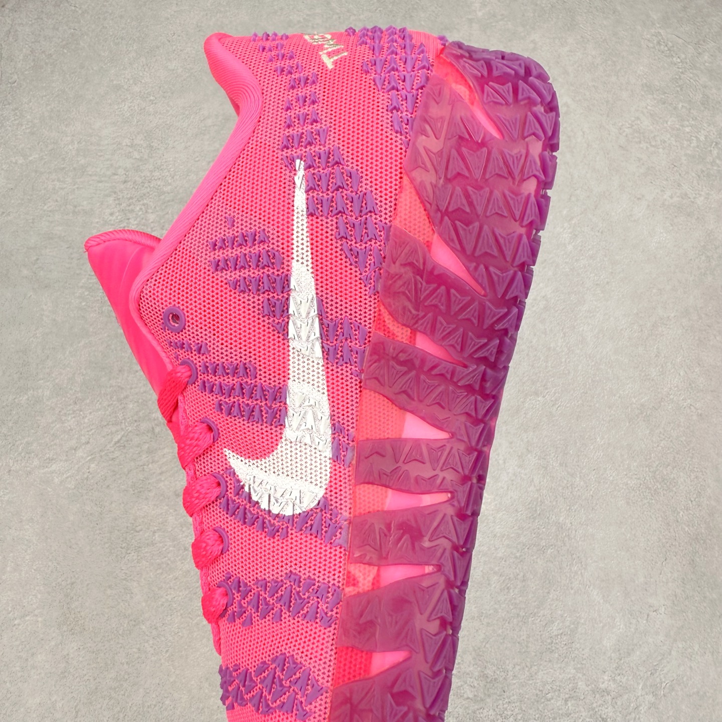 图片[7]-NK JA3 EP 莫兰特三代低帮篮球鞋 以鲜艳明亮的色调脱颖而出。鞋舌上醒目地展示着 “ JA ” 标志，而后跟上的 “ 12 ：AM ” 则以独特的设计呈现。鞋头和鞋舌采用透气运动网布制成，确保舒适耐用。在第一款鞋型的基础上进行了重大升级，采用更为挺拔的鞋口设计，为脚踝带来更佳的包裹与支撑感。侧面独特波纹纹理细节，打破了单调，赋予鞋子灵动与活力的视觉体验。中底部分巧妙借鉴了科比 5 的经典元素，融入斑点细节，增强了整体美学吸引力。实拍调校N版已经零色差零失真 百分百还原实物色彩所见即所得 不存在货不对板色差等低级问题 选购参考实物拍摄 不混卖不参货 只用心做好货严格选品 承诺混一赔十 尺码：40 40.5 41 42 42.5 43 44 44.5 45 46-选品中心