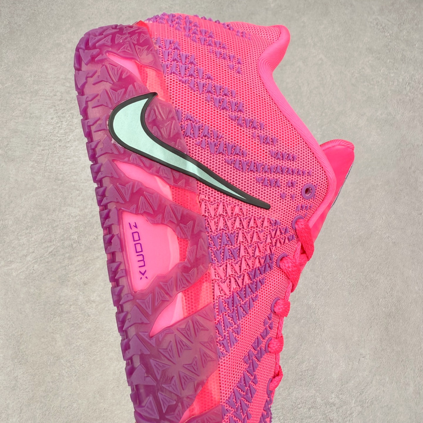 图片[6]-NK JA3 EP 莫兰特三代低帮篮球鞋 以鲜艳明亮的色调脱颖而出。鞋舌上醒目地展示着 “ JA ” 标志，而后跟上的 “ 12 ：AM ” 则以独特的设计呈现。鞋头和鞋舌采用透气运动网布制成，确保舒适耐用。在第一款鞋型的基础上进行了重大升级，采用更为挺拔的鞋口设计，为脚踝带来更佳的包裹与支撑感。侧面独特波纹纹理细节，打破了单调，赋予鞋子灵动与活力的视觉体验。中底部分巧妙借鉴了科比 5 的经典元素，融入斑点细节，增强了整体美学吸引力。实拍调校N版已经零色差零失真 百分百还原实物色彩所见即所得 不存在货不对板色差等低级问题 选购参考实物拍摄 不混卖不参货 只用心做好货严格选品 承诺混一赔十 尺码：40 40.5 41 42 42.5 43 44 44.5 45 46-选品中心