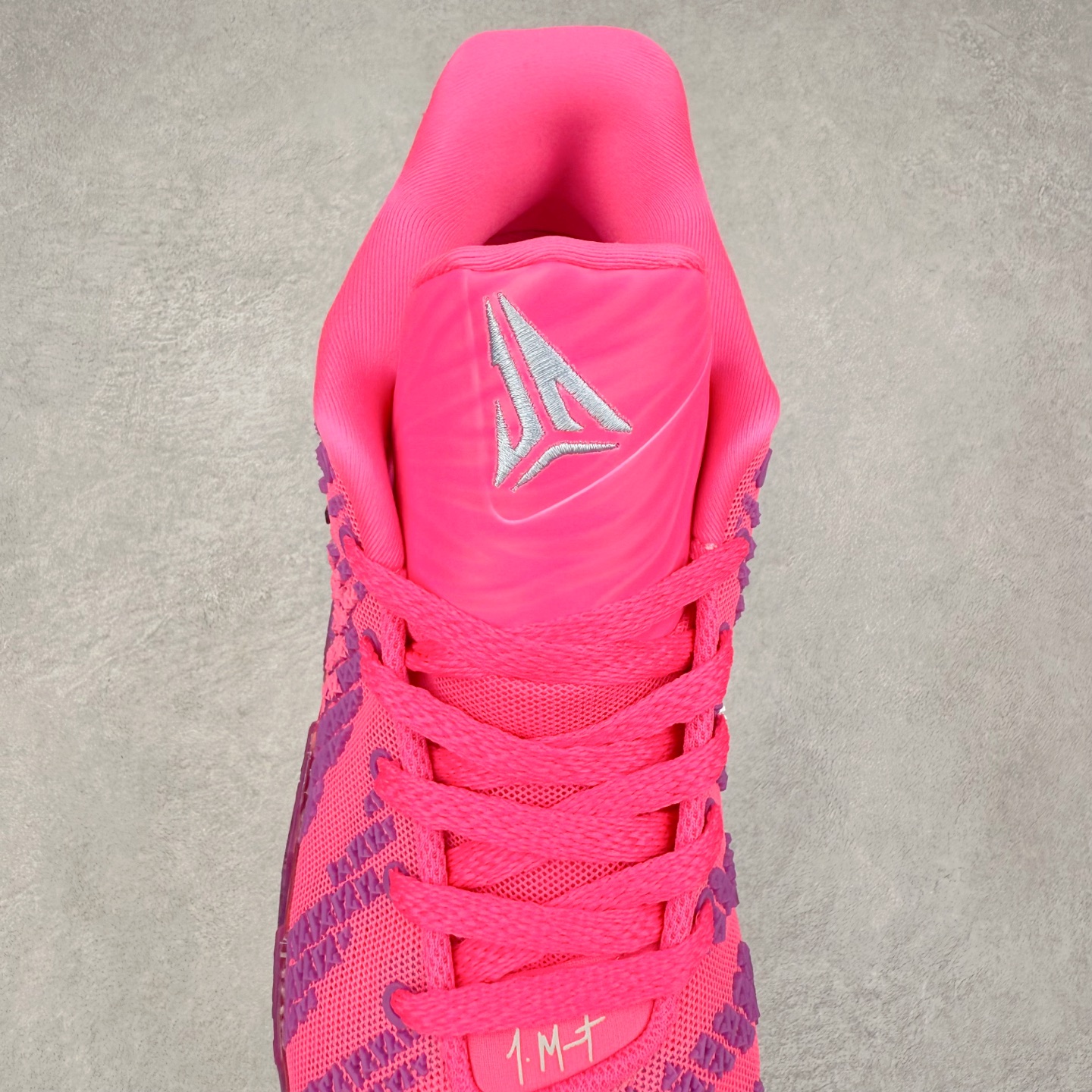 图片[5]-NK JA3 EP 莫兰特三代低帮篮球鞋 以鲜艳明亮的色调脱颖而出。鞋舌上醒目地展示着 “ JA ” 标志，而后跟上的 “ 12 ：AM ” 则以独特的设计呈现。鞋头和鞋舌采用透气运动网布制成，确保舒适耐用。在第一款鞋型的基础上进行了重大升级，采用更为挺拔的鞋口设计，为脚踝带来更佳的包裹与支撑感。侧面独特波纹纹理细节，打破了单调，赋予鞋子灵动与活力的视觉体验。中底部分巧妙借鉴了科比 5 的经典元素，融入斑点细节，增强了整体美学吸引力。实拍调校N版已经零色差零失真 百分百还原实物色彩所见即所得 不存在货不对板色差等低级问题 选购参考实物拍摄 不混卖不参货 只用心做好货严格选品 承诺混一赔十 尺码：40 40.5 41 42 42.5 43 44 44.5 45 46-选品中心