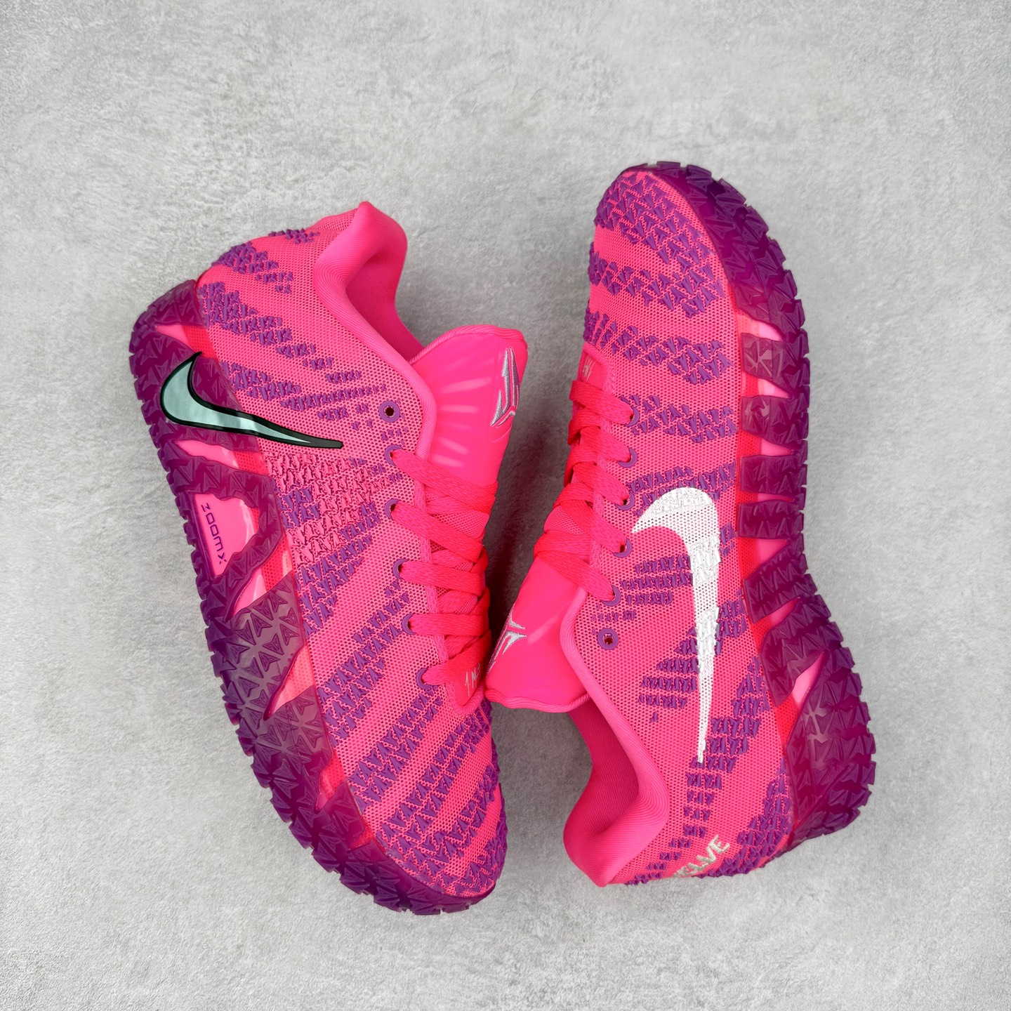 图片[3]-NK JA3 EP 莫兰特三代低帮篮球鞋 以鲜艳明亮的色调脱颖而出。鞋舌上醒目地展示着 “ JA ” 标志，而后跟上的 “ 12 ：AM ” 则以独特的设计呈现。鞋头和鞋舌采用透气运动网布制成，确保舒适耐用。在第一款鞋型的基础上进行了重大升级，采用更为挺拔的鞋口设计，为脚踝带来更佳的包裹与支撑感。侧面独特波纹纹理细节，打破了单调，赋予鞋子灵动与活力的视觉体验。中底部分巧妙借鉴了科比 5 的经典元素，融入斑点细节，增强了整体美学吸引力。实拍调校N版已经零色差零失真 百分百还原实物色彩所见即所得 不存在货不对板色差等低级问题 选购参考实物拍摄 不混卖不参货 只用心做好货严格选品 承诺混一赔十 尺码：40 40.5 41 42 42.5 43 44 44.5 45 46-选品中心