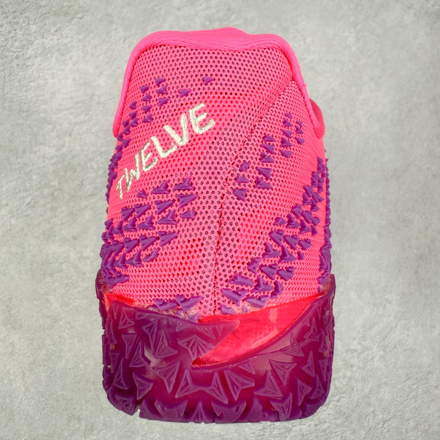 图片[8]-NK JA3 EP 莫兰特三代低帮篮球鞋 以鲜艳明亮的色调脱颖而出。鞋舌上醒目地展示着 “ JA ” 标志，而后跟上的 “ 12 ：AM ” 则以独特的设计呈现。鞋头和鞋舌采用透气运动网布制成，确保舒适耐用。在第一款鞋型的基础上进行了重大升级，采用更为挺拔的鞋口设计，为脚踝带来更佳的包裹与支撑感。侧面独特波纹纹理细节，打破了单调，赋予鞋子灵动与活力的视觉体验。中底部分巧妙借鉴了科比 5 的经典元素，融入斑点细节，增强了整体美学吸引力。实拍调校N版已经零色差零失真 百分百还原实物色彩所见即所得 不存在货不对板色差等低级问题 选购参考实物拍摄 不混卖不参货 只用心做好货严格选品 承诺混一赔十 尺码：40 40.5 41 42 42.5 43 44 44.5 45 46-选品中心