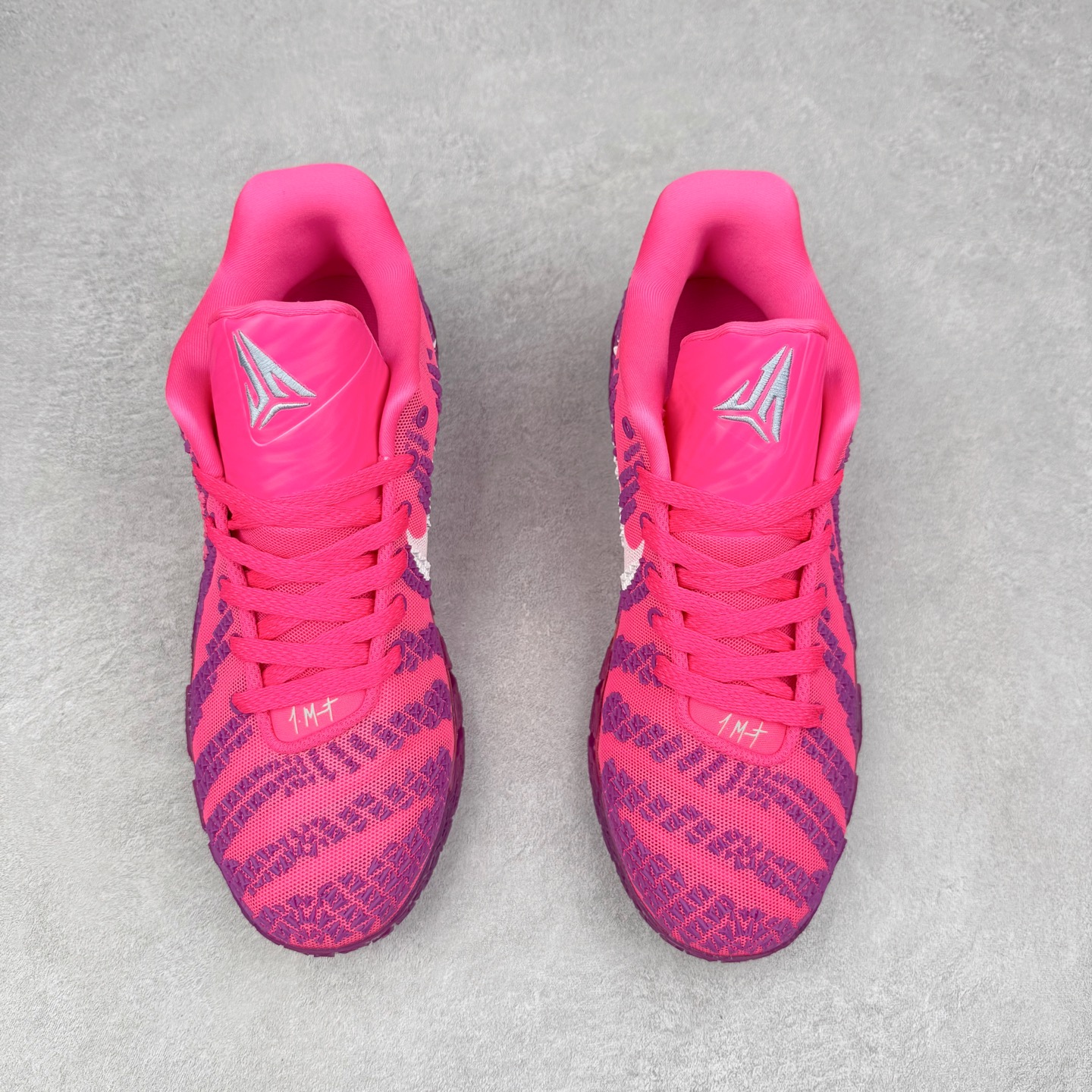 图片[2]-NK JA3 EP 莫兰特三代低帮篮球鞋 以鲜艳明亮的色调脱颖而出。鞋舌上醒目地展示着 “ JA ” 标志，而后跟上的 “ 12 ：AM ” 则以独特的设计呈现。鞋头和鞋舌采用透气运动网布制成，确保舒适耐用。在第一款鞋型的基础上进行了重大升级，采用更为挺拔的鞋口设计，为脚踝带来更佳的包裹与支撑感。侧面独特波纹纹理细节，打破了单调，赋予鞋子灵动与活力的视觉体验。中底部分巧妙借鉴了科比 5 的经典元素，融入斑点细节，增强了整体美学吸引力。实拍调校N版已经零色差零失真 百分百还原实物色彩所见即所得 不存在货不对板色差等低级问题 选购参考实物拍摄 不混卖不参货 只用心做好货严格选品 承诺混一赔十 尺码：40 40.5 41 42 42.5 43 44 44.5 45 46-选品中心