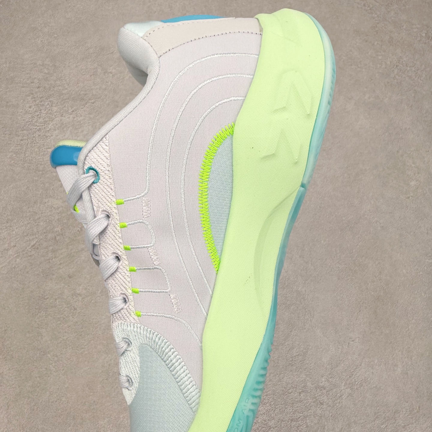 图片[7]-Jordan Luka 4 卢卡东契奇签名实战舒适时尚减震防滑低帮篮球鞋 HF0824 首先，中底方面，在保持全掌 Cushlon 3.0 的基础上，首次在前掌加入了一块 Zoom Air 气垫，进一步提升响应反馈。除此之外，作为每一代 Luka 签名鞋都会拥有的标志性科技，IsoPlate 本次也进行优化，为东契奇在赛场上摆脱防守、寻求突破空间、施展拿手的后撤步，提供了可靠的稳定保障。鞋面采用从 Luka 1 升级而来的 Flightwire 技术，在保证球鞋透气性的同时，在关键部位进行线条支撑补强，给予双脚更加扎实的包裹。除此之外，外底也采用全新科技，相比我们熟悉的 XDR 橡胶，在保持出色耐用性与抓地力的同时，重量更轻。后跟部位的立体盾型位置，点缀有同样呼应斯洛文尼亚国徽的三颗星星。加之鞋舌部位，在类似斑驳质感的皮料上，刺绣有醒目的东契奇个人 Logo 刺绣，突显个人签名鞋的专属身份。尺码：40 40.5 41 42 42.5 43 44 44.5 45 46-选品中心