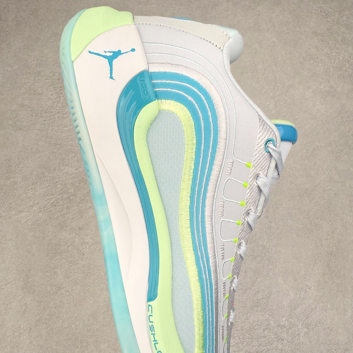 图片[6]-Jordan Luka 4 卢卡东契奇签名实战舒适时尚减震防滑低帮篮球鞋 HF0824 首先，中底方面，在保持全掌 Cushlon 3.0 的基础上，首次在前掌加入了一块 Zoom Air 气垫，进一步提升响应反馈。除此之外，作为每一代 Luka 签名鞋都会拥有的标志性科技，IsoPlate 本次也进行优化，为东契奇在赛场上摆脱防守、寻求突破空间、施展拿手的后撤步，提供了可靠的稳定保障。鞋面采用从 Luka 1 升级而来的 Flightwire 技术，在保证球鞋透气性的同时，在关键部位进行线条支撑补强，给予双脚更加扎实的包裹。除此之外，外底也采用全新科技，相比我们熟悉的 XDR 橡胶，在保持出色耐用性与抓地力的同时，重量更轻。后跟部位的立体盾型位置，点缀有同样呼应斯洛文尼亚国徽的三颗星星。加之鞋舌部位，在类似斑驳质感的皮料上，刺绣有醒目的东契奇个人 Logo 刺绣，突显个人签名鞋的专属身份。尺码：40 40.5 41 42 42.5 43 44 44.5 45 46-选品中心