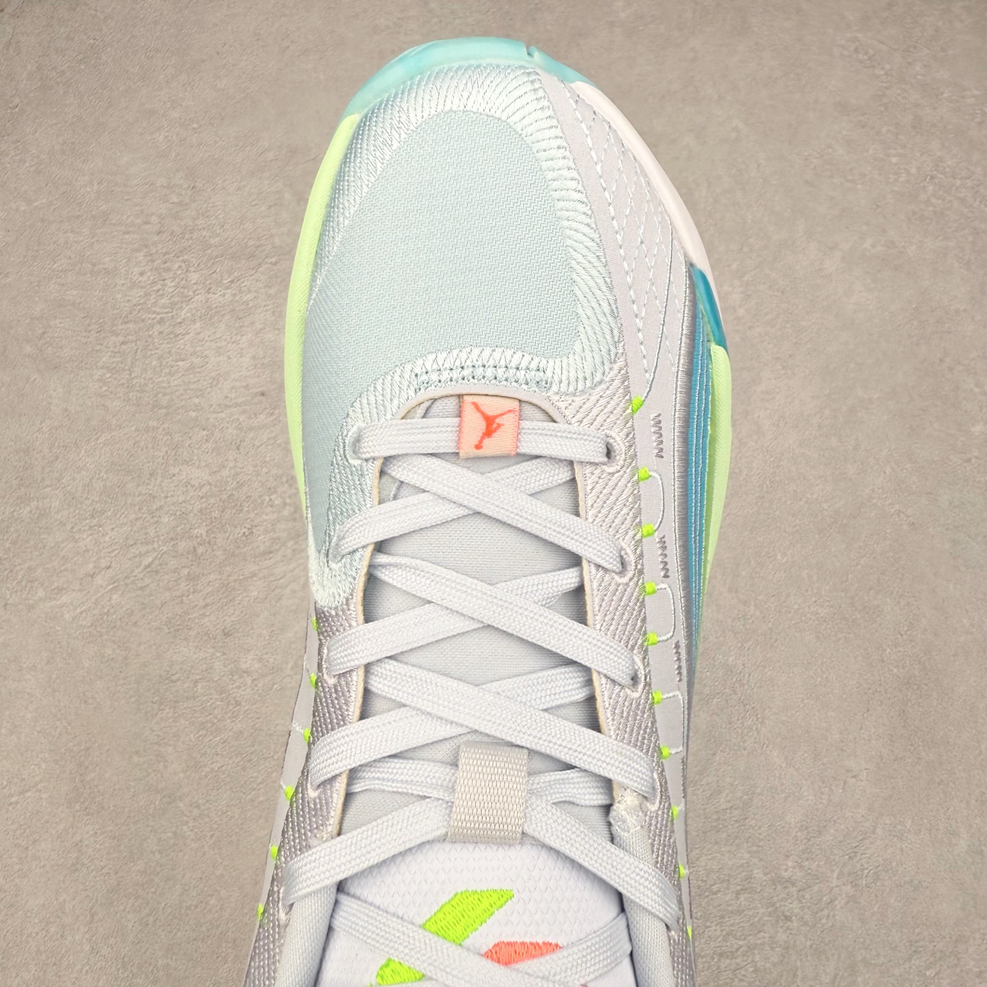 图片[4]-Jordan Luka 4 卢卡东契奇签名实战舒适时尚减震防滑低帮篮球鞋 HF0824 首先，中底方面，在保持全掌 Cushlon 3.0 的基础上，首次在前掌加入了一块 Zoom Air 气垫，进一步提升响应反馈。除此之外，作为每一代 Luka 签名鞋都会拥有的标志性科技，IsoPlate 本次也进行优化，为东契奇在赛场上摆脱防守、寻求突破空间、施展拿手的后撤步，提供了可靠的稳定保障。鞋面采用从 Luka 1 升级而来的 Flightwire 技术，在保证球鞋透气性的同时，在关键部位进行线条支撑补强，给予双脚更加扎实的包裹。除此之外，外底也采用全新科技，相比我们熟悉的 XDR 橡胶，在保持出色耐用性与抓地力的同时，重量更轻。后跟部位的立体盾型位置，点缀有同样呼应斯洛文尼亚国徽的三颗星星。加之鞋舌部位，在类似斑驳质感的皮料上，刺绣有醒目的东契奇个人 Logo 刺绣，突显个人签名鞋的专属身份。尺码：40 40.5 41 42 42.5 43 44 44.5 45 46-选品中心