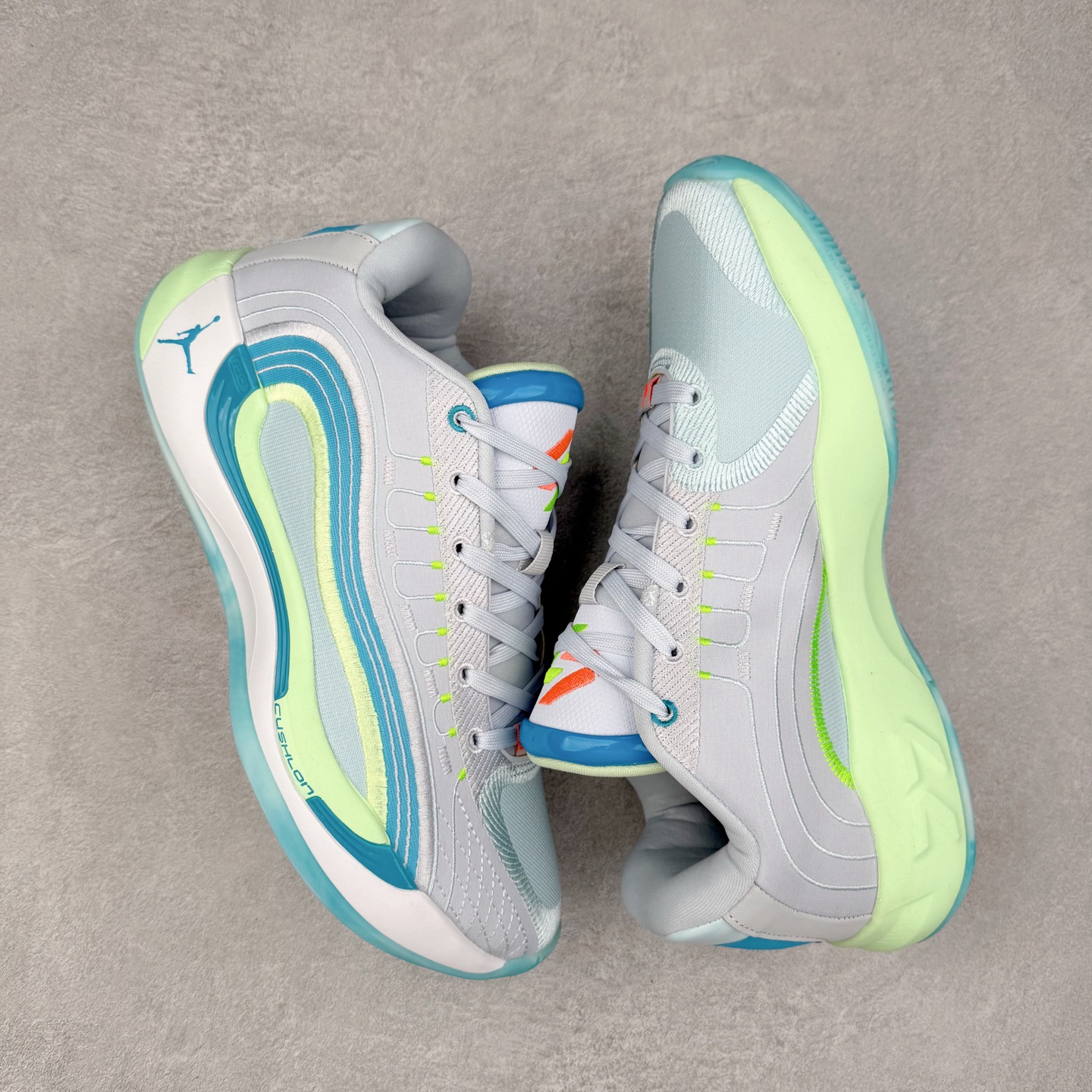 图片[3]-Jordan Luka 4 卢卡东契奇签名实战舒适时尚减震防滑低帮篮球鞋 HF0824 首先，中底方面，在保持全掌 Cushlon 3.0 的基础上，首次在前掌加入了一块 Zoom Air 气垫，进一步提升响应反馈。除此之外，作为每一代 Luka 签名鞋都会拥有的标志性科技，IsoPlate 本次也进行优化，为东契奇在赛场上摆脱防守、寻求突破空间、施展拿手的后撤步，提供了可靠的稳定保障。鞋面采用从 Luka 1 升级而来的 Flightwire 技术，在保证球鞋透气性的同时，在关键部位进行线条支撑补强，给予双脚更加扎实的包裹。除此之外，外底也采用全新科技，相比我们熟悉的 XDR 橡胶，在保持出色耐用性与抓地力的同时，重量更轻。后跟部位的立体盾型位置，点缀有同样呼应斯洛文尼亚国徽的三颗星星。加之鞋舌部位，在类似斑驳质感的皮料上，刺绣有醒目的东契奇个人 Logo 刺绣，突显个人签名鞋的专属身份。尺码：40 40.5 41 42 42.5 43 44 44.5 45 46-选品中心