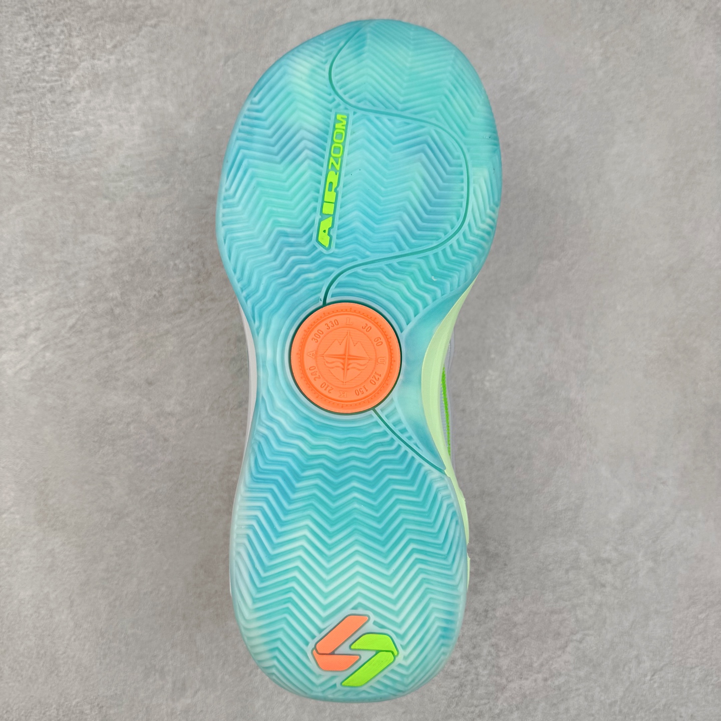 图片[9]-Jordan Luka 4 卢卡东契奇签名实战舒适时尚减震防滑低帮篮球鞋 HF0824 首先，中底方面，在保持全掌 Cushlon 3.0 的基础上，首次在前掌加入了一块 Zoom Air 气垫，进一步提升响应反馈。除此之外，作为每一代 Luka 签名鞋都会拥有的标志性科技，IsoPlate 本次也进行优化，为东契奇在赛场上摆脱防守、寻求突破空间、施展拿手的后撤步，提供了可靠的稳定保障。鞋面采用从 Luka 1 升级而来的 Flightwire 技术，在保证球鞋透气性的同时，在关键部位进行线条支撑补强，给予双脚更加扎实的包裹。除此之外，外底也采用全新科技，相比我们熟悉的 XDR 橡胶，在保持出色耐用性与抓地力的同时，重量更轻。后跟部位的立体盾型位置，点缀有同样呼应斯洛文尼亚国徽的三颗星星。加之鞋舌部位，在类似斑驳质感的皮料上，刺绣有醒目的东契奇个人 Logo 刺绣，突显个人签名鞋的专属身份。尺码：40 40.5 41 42 42.5 43 44 44.5 45 46-选品中心