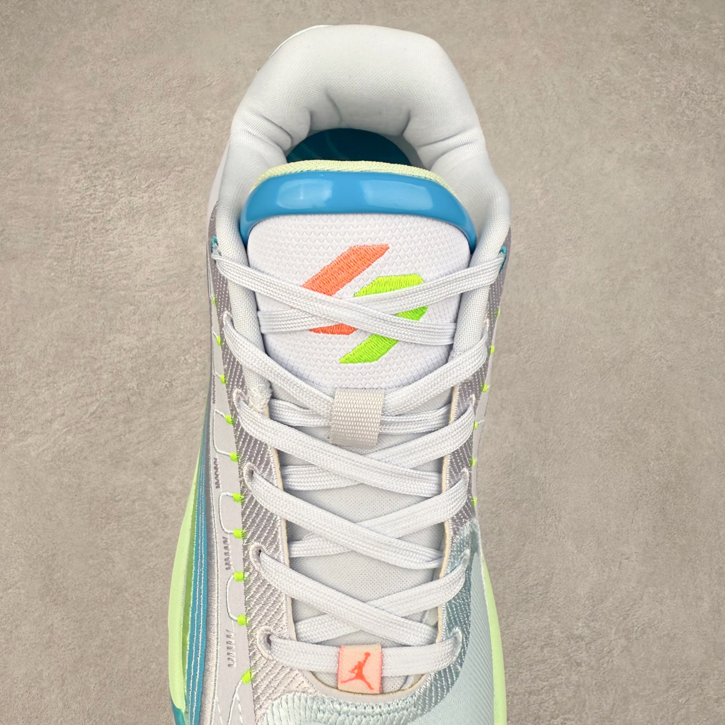 图片[5]-Jordan Luka 4 卢卡东契奇签名实战舒适时尚减震防滑低帮篮球鞋 HF0824 首先，中底方面，在保持全掌 Cushlon 3.0 的基础上，首次在前掌加入了一块 Zoom Air 气垫，进一步提升响应反馈。除此之外，作为每一代 Luka 签名鞋都会拥有的标志性科技，IsoPlate 本次也进行优化，为东契奇在赛场上摆脱防守、寻求突破空间、施展拿手的后撤步，提供了可靠的稳定保障。鞋面采用从 Luka 1 升级而来的 Flightwire 技术，在保证球鞋透气性的同时，在关键部位进行线条支撑补强，给予双脚更加扎实的包裹。除此之外，外底也采用全新科技，相比我们熟悉的 XDR 橡胶，在保持出色耐用性与抓地力的同时，重量更轻。后跟部位的立体盾型位置，点缀有同样呼应斯洛文尼亚国徽的三颗星星。加之鞋舌部位，在类似斑驳质感的皮料上，刺绣有醒目的东契奇个人 Logo 刺绣，突显个人签名鞋的专属身份。尺码：40 40.5 41 42 42.5 43 44 44.5 45 46-选品中心