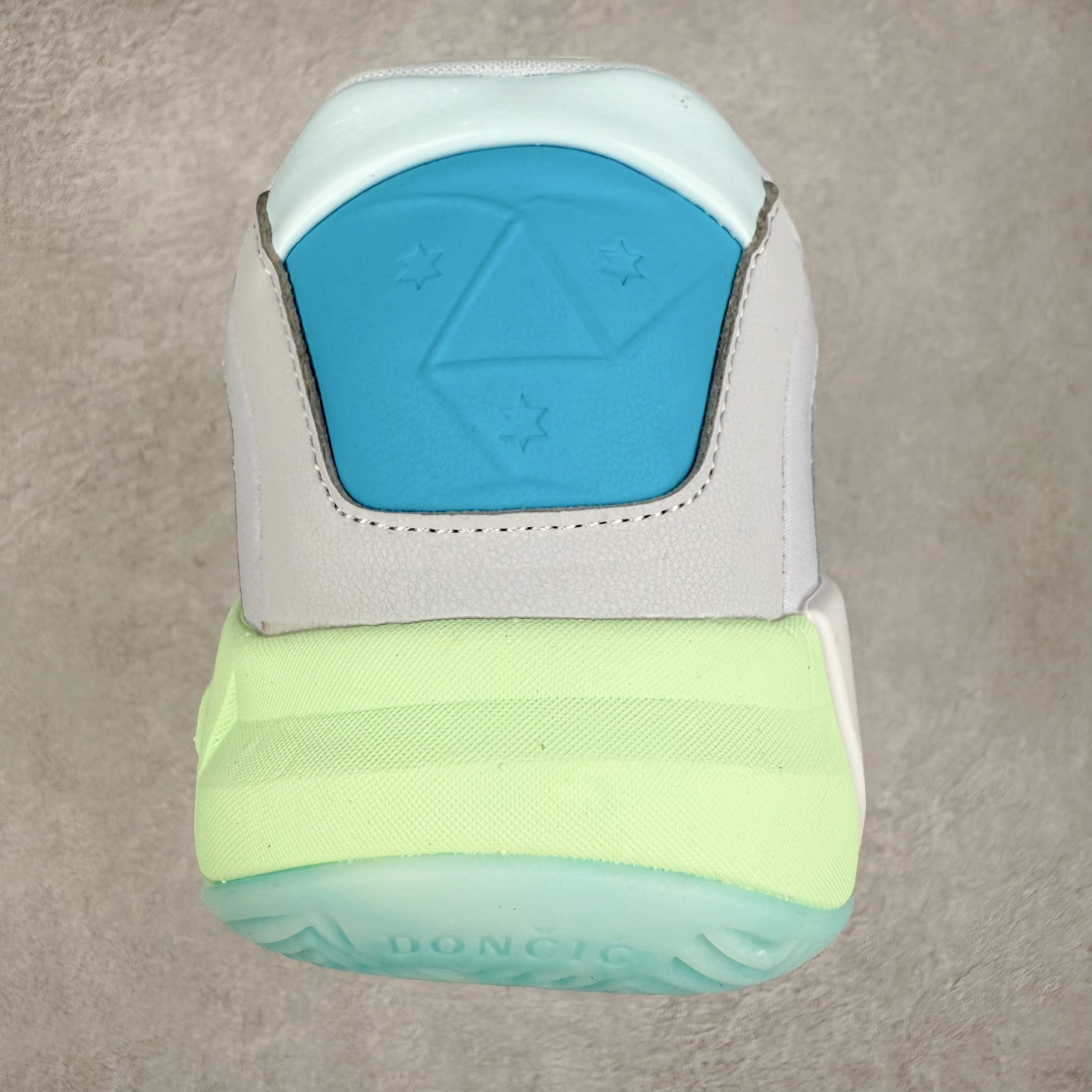 图片[8]-Jordan Luka 4 卢卡东契奇签名实战舒适时尚减震防滑低帮篮球鞋 HF0824 首先，中底方面，在保持全掌 Cushlon 3.0 的基础上，首次在前掌加入了一块 Zoom Air 气垫，进一步提升响应反馈。除此之外，作为每一代 Luka 签名鞋都会拥有的标志性科技，IsoPlate 本次也进行优化，为东契奇在赛场上摆脱防守、寻求突破空间、施展拿手的后撤步，提供了可靠的稳定保障。鞋面采用从 Luka 1 升级而来的 Flightwire 技术，在保证球鞋透气性的同时，在关键部位进行线条支撑补强，给予双脚更加扎实的包裹。除此之外，外底也采用全新科技，相比我们熟悉的 XDR 橡胶，在保持出色耐用性与抓地力的同时，重量更轻。后跟部位的立体盾型位置，点缀有同样呼应斯洛文尼亚国徽的三颗星星。加之鞋舌部位，在类似斑驳质感的皮料上，刺绣有醒目的东契奇个人 Logo 刺绣，突显个人签名鞋的专属身份。尺码：40 40.5 41 42 42.5 43 44 44.5 45 46-选品中心