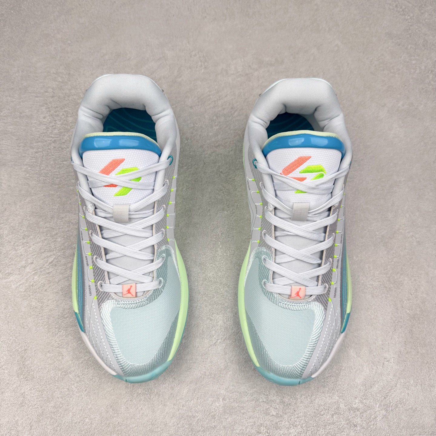 图片[2]-Jordan Luka 4 卢卡东契奇签名实战舒适时尚减震防滑低帮篮球鞋 HF0824 首先，中底方面，在保持全掌 Cushlon 3.0 的基础上，首次在前掌加入了一块 Zoom Air 气垫，进一步提升响应反馈。除此之外，作为每一代 Luka 签名鞋都会拥有的标志性科技，IsoPlate 本次也进行优化，为东契奇在赛场上摆脱防守、寻求突破空间、施展拿手的后撤步，提供了可靠的稳定保障。鞋面采用从 Luka 1 升级而来的 Flightwire 技术，在保证球鞋透气性的同时，在关键部位进行线条支撑补强，给予双脚更加扎实的包裹。除此之外，外底也采用全新科技，相比我们熟悉的 XDR 橡胶，在保持出色耐用性与抓地力的同时，重量更轻。后跟部位的立体盾型位置，点缀有同样呼应斯洛文尼亚国徽的三颗星星。加之鞋舌部位，在类似斑驳质感的皮料上，刺绣有醒目的东契奇个人 Logo 刺绣，突显个人签名鞋的专属身份。尺码：40 40.5 41 42 42.5 43 44 44.5 45 46-选品中心