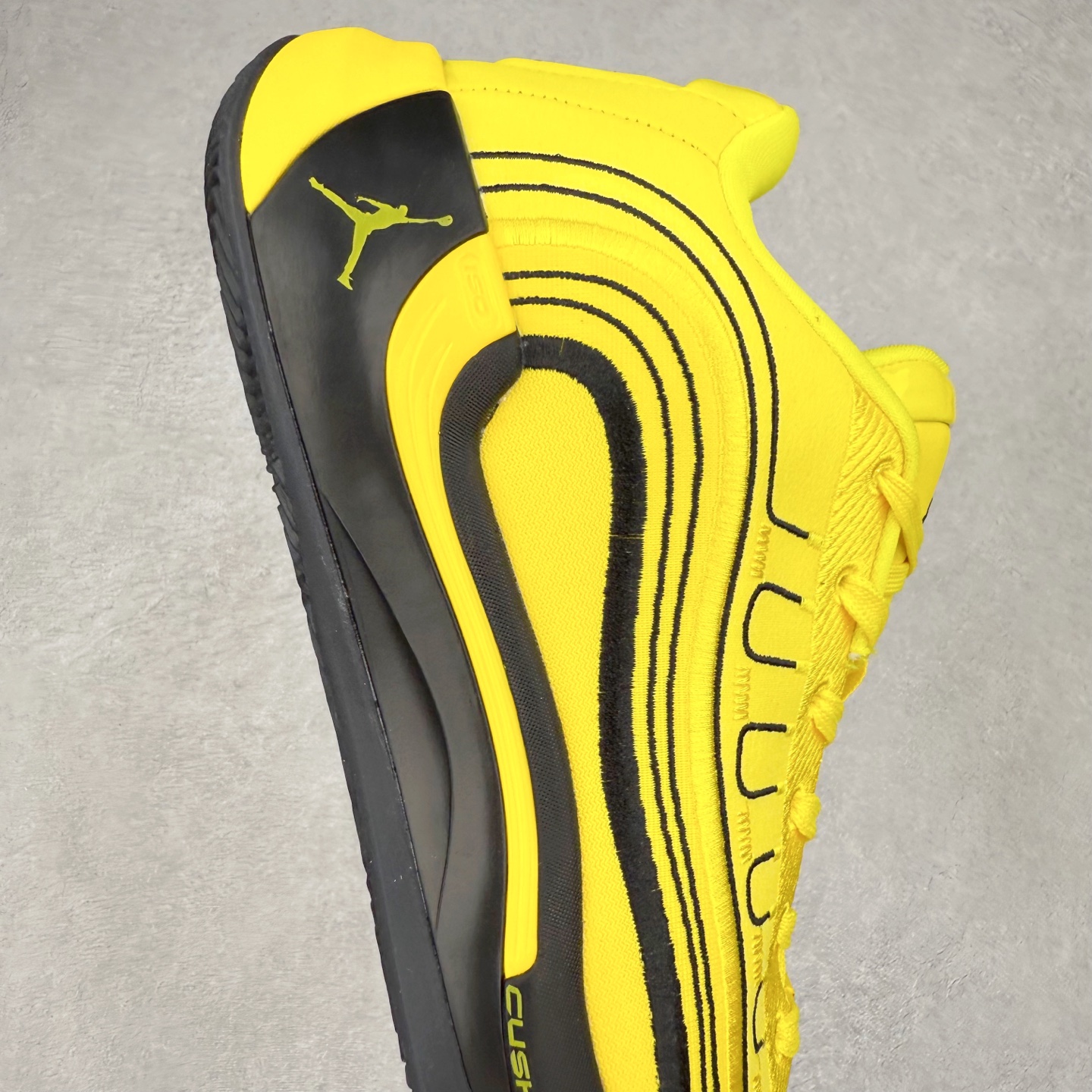 图片[6]-Jordan Luka 4 卢卡东契奇签名实战舒适时尚减震防滑低帮篮球鞋 HF0824 首先，中底方面，在保持全掌 Cushlon 3.0 的基础上，首次在前掌加入了一块 Zoom Air 气垫，进一步提升响应反馈。除此之外，作为每一代 Luka 签名鞋都会拥有的标志性科技，IsoPlate 本次也进行优化，为东契奇在赛场上摆脱防守、寻求突破空间、施展拿手的后撤步，提供了可靠的稳定保障。鞋面采用从 Luka 1 升级而来的 Flightwire 技术，在保证球鞋透气性的同时，在关键部位进行线条支撑补强，给予双脚更加扎实的包裹。除此之外，外底也采用全新科技，相比我们熟悉的 XDR 橡胶，在保持出色耐用性与抓地力的同时，重量更轻。后跟部位的立体盾型位置，点缀有同样呼应斯洛文尼亚国徽的三颗星星。加之鞋舌部位，在类似斑驳质感的皮料上，刺绣有醒目的东契奇个人 Logo 刺绣，突显个人签名鞋的专属身份。尺码：40 40.5 41 42 42.5 43 44 44.5 45 46-选品中心