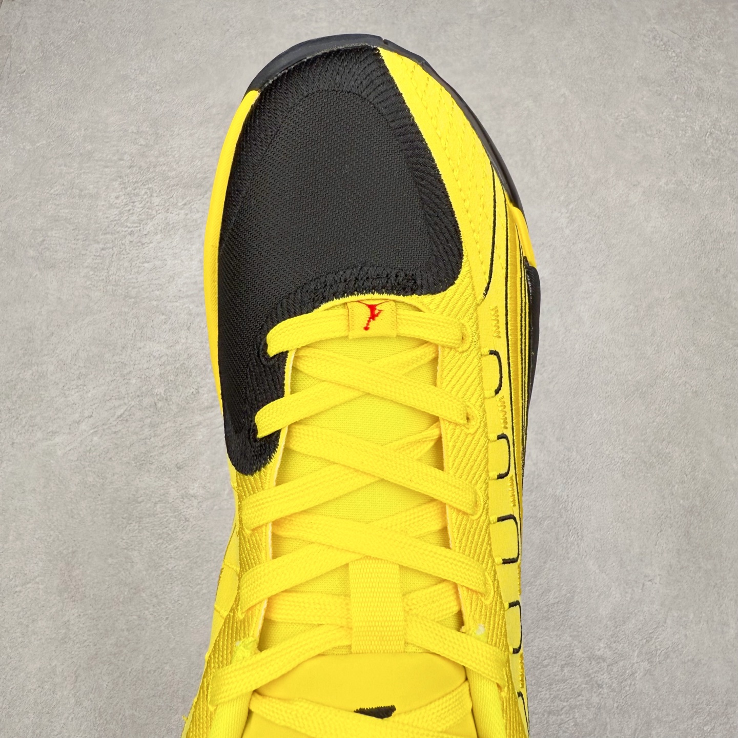 图片[4]-Jordan Luka 4 卢卡东契奇签名实战舒适时尚减震防滑低帮篮球鞋 HF0824 首先，中底方面，在保持全掌 Cushlon 3.0 的基础上，首次在前掌加入了一块 Zoom Air 气垫，进一步提升响应反馈。除此之外，作为每一代 Luka 签名鞋都会拥有的标志性科技，IsoPlate 本次也进行优化，为东契奇在赛场上摆脱防守、寻求突破空间、施展拿手的后撤步，提供了可靠的稳定保障。鞋面采用从 Luka 1 升级而来的 Flightwire 技术，在保证球鞋透气性的同时，在关键部位进行线条支撑补强，给予双脚更加扎实的包裹。除此之外，外底也采用全新科技，相比我们熟悉的 XDR 橡胶，在保持出色耐用性与抓地力的同时，重量更轻。后跟部位的立体盾型位置，点缀有同样呼应斯洛文尼亚国徽的三颗星星。加之鞋舌部位，在类似斑驳质感的皮料上，刺绣有醒目的东契奇个人 Logo 刺绣，突显个人签名鞋的专属身份。尺码：40 40.5 41 42 42.5 43 44 44.5 45 46-选品中心