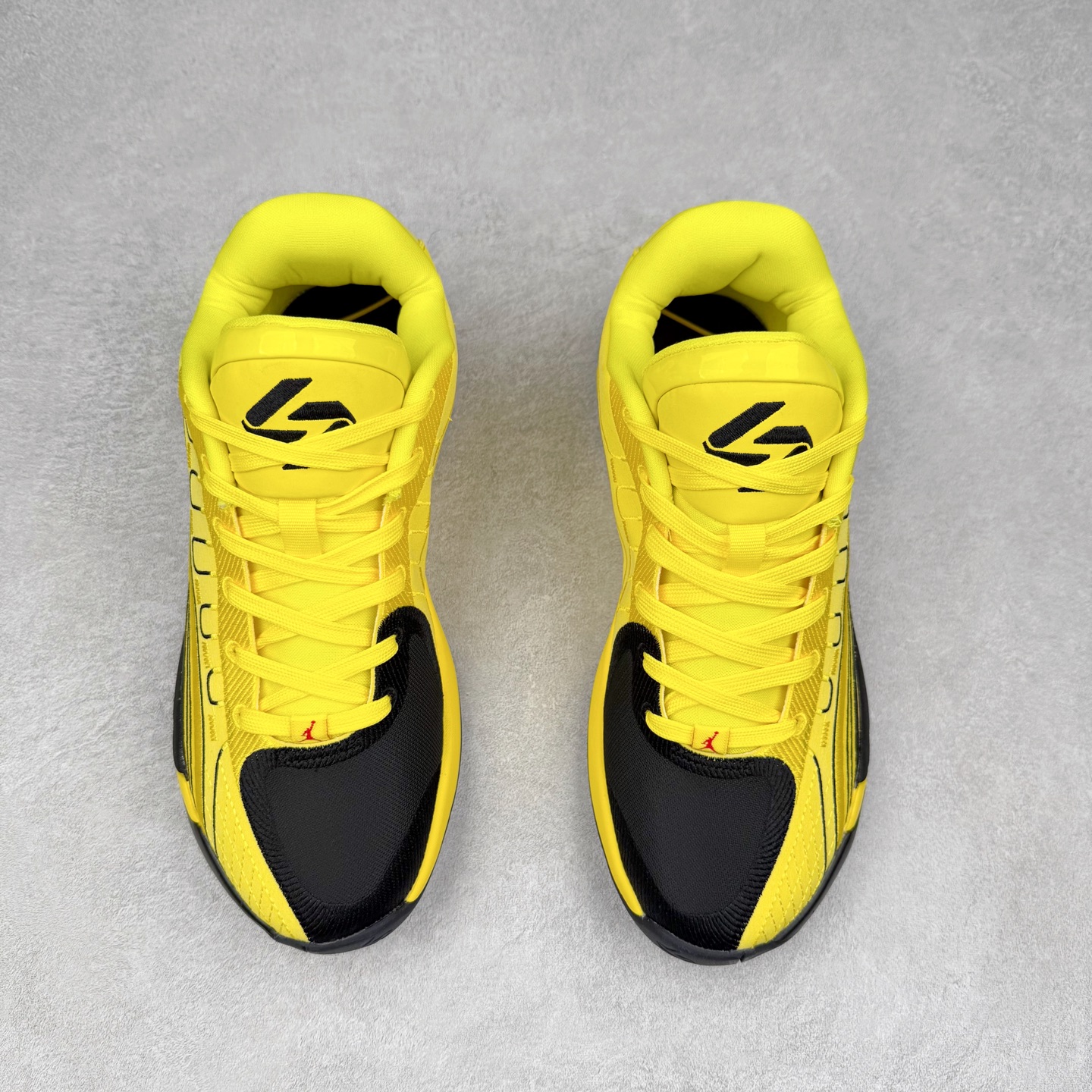 图片[2]-Jordan Luka 4 卢卡东契奇签名实战舒适时尚减震防滑低帮篮球鞋 HF0824 首先，中底方面，在保持全掌 Cushlon 3.0 的基础上，首次在前掌加入了一块 Zoom Air 气垫，进一步提升响应反馈。除此之外，作为每一代 Luka 签名鞋都会拥有的标志性科技，IsoPlate 本次也进行优化，为东契奇在赛场上摆脱防守、寻求突破空间、施展拿手的后撤步，提供了可靠的稳定保障。鞋面采用从 Luka 1 升级而来的 Flightwire 技术，在保证球鞋透气性的同时，在关键部位进行线条支撑补强，给予双脚更加扎实的包裹。除此之外，外底也采用全新科技，相比我们熟悉的 XDR 橡胶，在保持出色耐用性与抓地力的同时，重量更轻。后跟部位的立体盾型位置，点缀有同样呼应斯洛文尼亚国徽的三颗星星。加之鞋舌部位，在类似斑驳质感的皮料上，刺绣有醒目的东契奇个人 Logo 刺绣，突显个人签名鞋的专属身份。尺码：40 40.5 41 42 42.5 43 44 44.5 45 46-选品中心