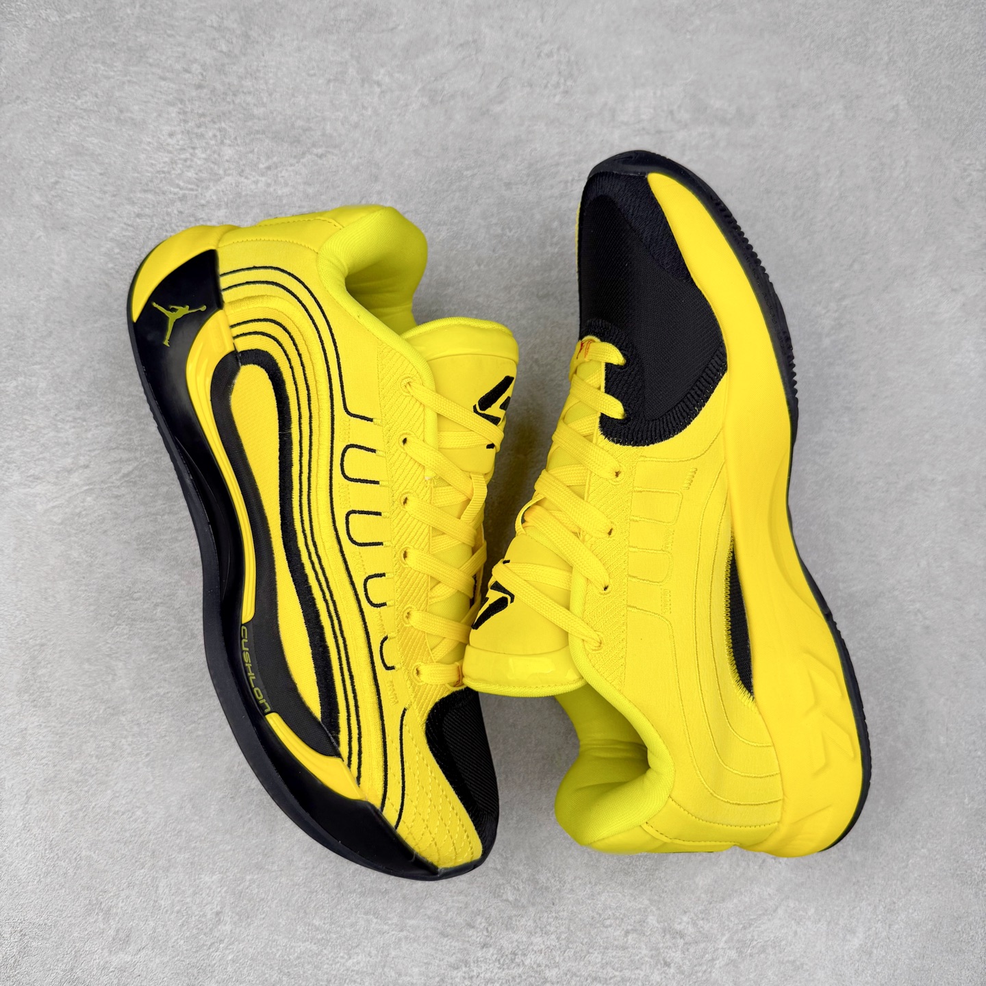 图片[3]-Jordan Luka 4 卢卡东契奇签名实战舒适时尚减震防滑低帮篮球鞋 HF0824 首先，中底方面，在保持全掌 Cushlon 3.0 的基础上，首次在前掌加入了一块 Zoom Air 气垫，进一步提升响应反馈。除此之外，作为每一代 Luka 签名鞋都会拥有的标志性科技，IsoPlate 本次也进行优化，为东契奇在赛场上摆脱防守、寻求突破空间、施展拿手的后撤步，提供了可靠的稳定保障。鞋面采用从 Luka 1 升级而来的 Flightwire 技术，在保证球鞋透气性的同时，在关键部位进行线条支撑补强，给予双脚更加扎实的包裹。除此之外，外底也采用全新科技，相比我们熟悉的 XDR 橡胶，在保持出色耐用性与抓地力的同时，重量更轻。后跟部位的立体盾型位置，点缀有同样呼应斯洛文尼亚国徽的三颗星星。加之鞋舌部位，在类似斑驳质感的皮料上，刺绣有醒目的东契奇个人 Logo 刺绣，突显个人签名鞋的专属身份。尺码：40 40.5 41 42 42.5 43 44 44.5 45 46-选品中心