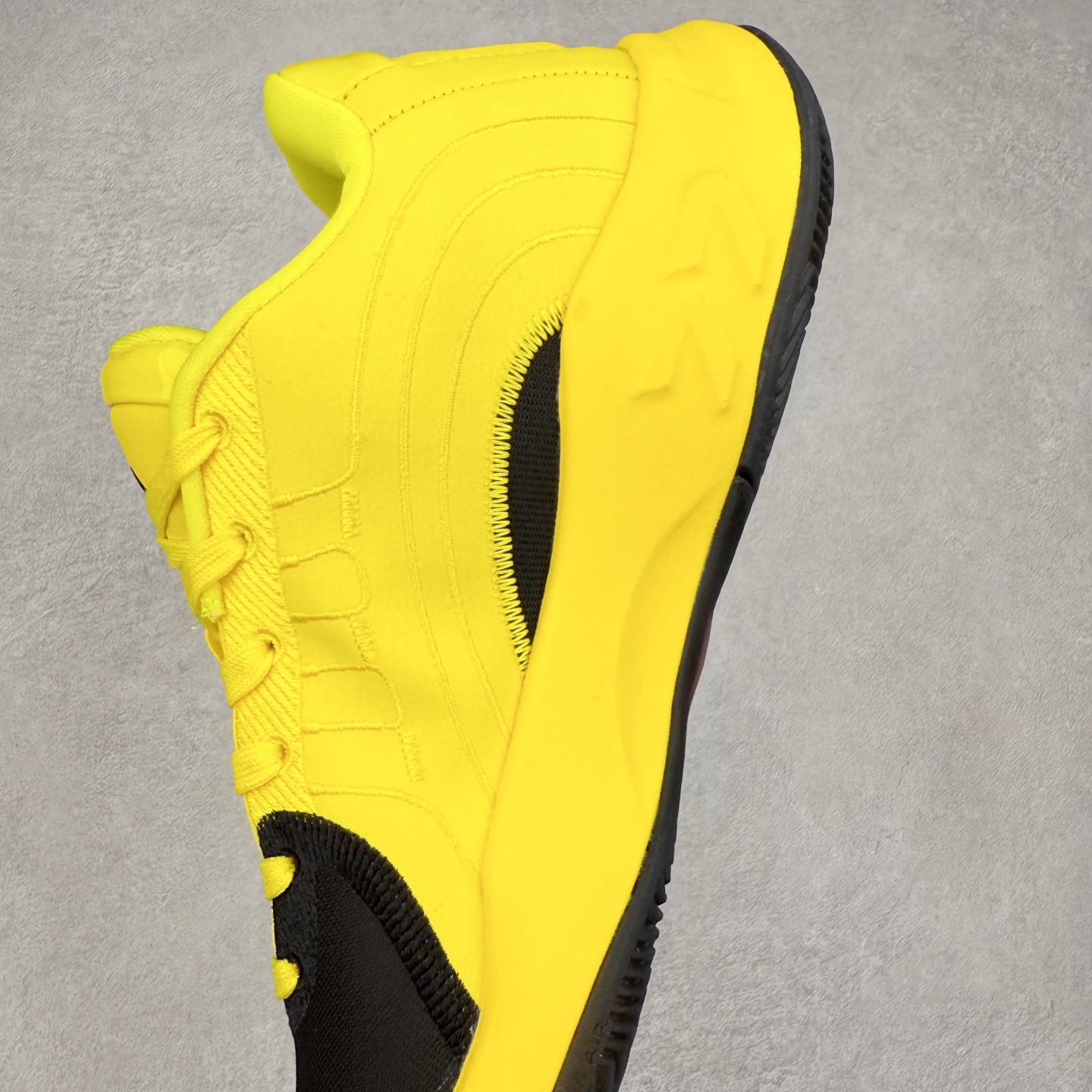 图片[7]-Jordan Luka 4 卢卡东契奇签名实战舒适时尚减震防滑低帮篮球鞋 HF0824 首先，中底方面，在保持全掌 Cushlon 3.0 的基础上，首次在前掌加入了一块 Zoom Air 气垫，进一步提升响应反馈。除此之外，作为每一代 Luka 签名鞋都会拥有的标志性科技，IsoPlate 本次也进行优化，为东契奇在赛场上摆脱防守、寻求突破空间、施展拿手的后撤步，提供了可靠的稳定保障。鞋面采用从 Luka 1 升级而来的 Flightwire 技术，在保证球鞋透气性的同时，在关键部位进行线条支撑补强，给予双脚更加扎实的包裹。除此之外，外底也采用全新科技，相比我们熟悉的 XDR 橡胶，在保持出色耐用性与抓地力的同时，重量更轻。后跟部位的立体盾型位置，点缀有同样呼应斯洛文尼亚国徽的三颗星星。加之鞋舌部位，在类似斑驳质感的皮料上，刺绣有醒目的东契奇个人 Logo 刺绣，突显个人签名鞋的专属身份。尺码：40 40.5 41 42 42.5 43 44 44.5 45 46-选品中心