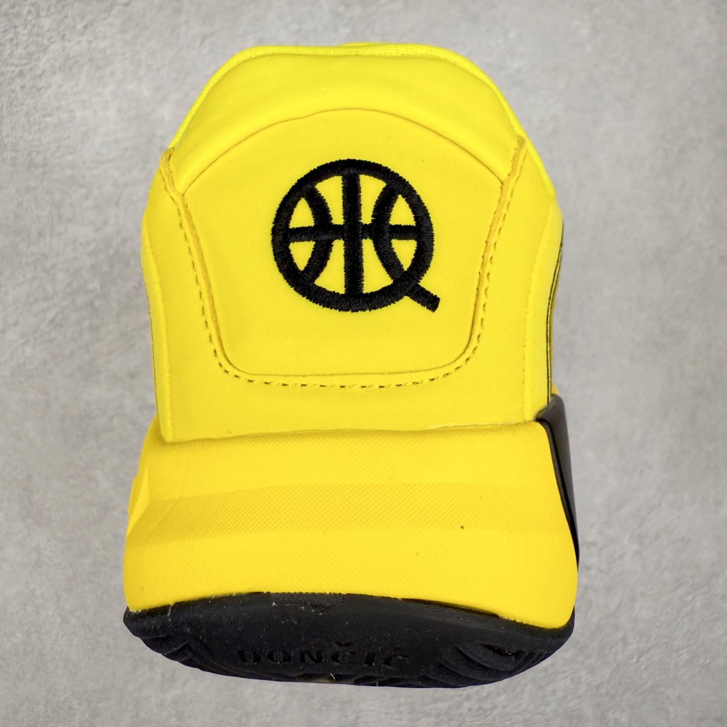 图片[8]-Jordan Luka 4 卢卡东契奇签名实战舒适时尚减震防滑低帮篮球鞋 HF0824 首先，中底方面，在保持全掌 Cushlon 3.0 的基础上，首次在前掌加入了一块 Zoom Air 气垫，进一步提升响应反馈。除此之外，作为每一代 Luka 签名鞋都会拥有的标志性科技，IsoPlate 本次也进行优化，为东契奇在赛场上摆脱防守、寻求突破空间、施展拿手的后撤步，提供了可靠的稳定保障。鞋面采用从 Luka 1 升级而来的 Flightwire 技术，在保证球鞋透气性的同时，在关键部位进行线条支撑补强，给予双脚更加扎实的包裹。除此之外，外底也采用全新科技，相比我们熟悉的 XDR 橡胶，在保持出色耐用性与抓地力的同时，重量更轻。后跟部位的立体盾型位置，点缀有同样呼应斯洛文尼亚国徽的三颗星星。加之鞋舌部位，在类似斑驳质感的皮料上，刺绣有醒目的东契奇个人 Logo 刺绣，突显个人签名鞋的专属身份。尺码：40 40.5 41 42 42.5 43 44 44.5 45 46-选品中心